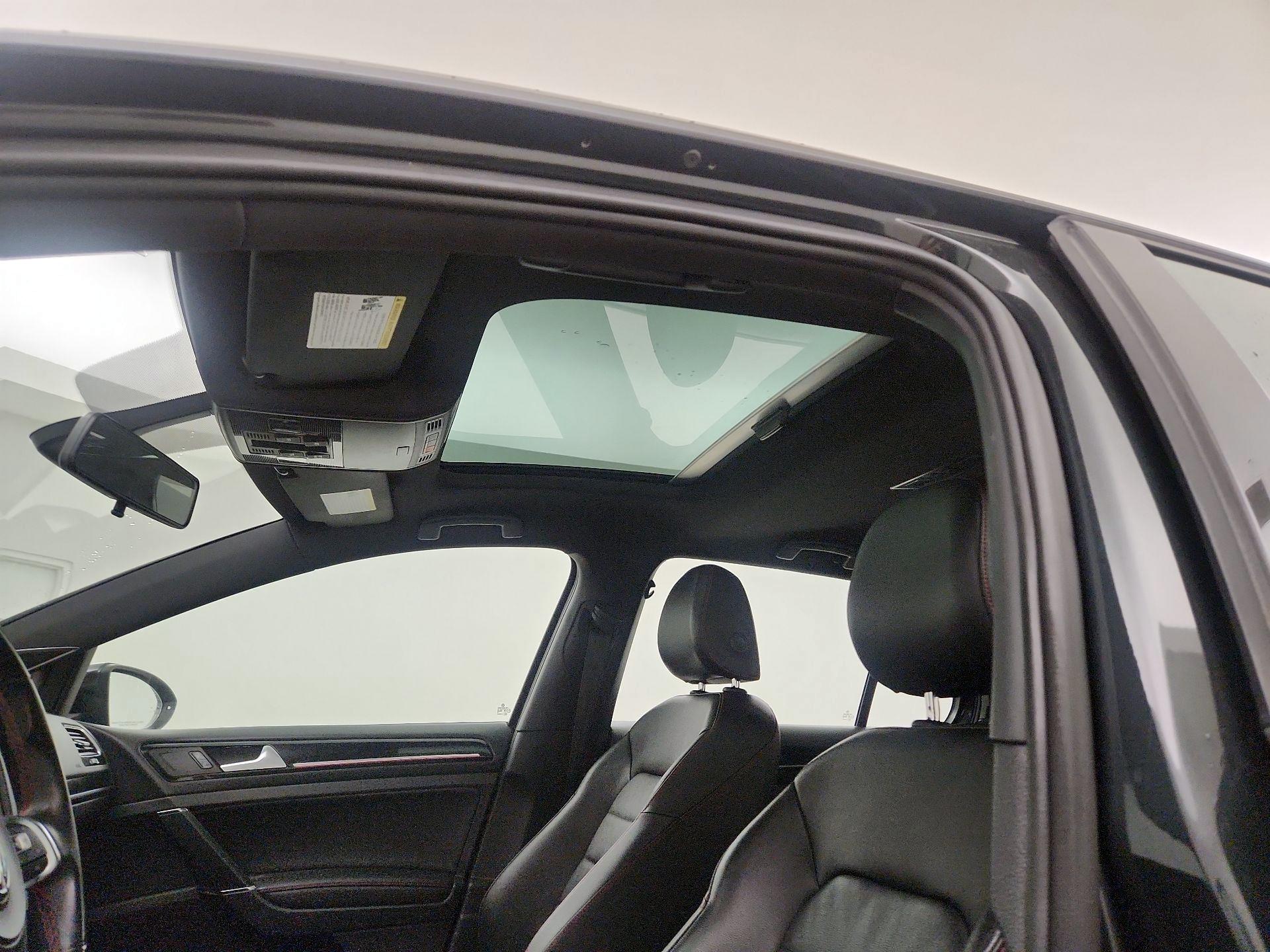 Thumbnail: 2015 Volkswagen Golf - 20