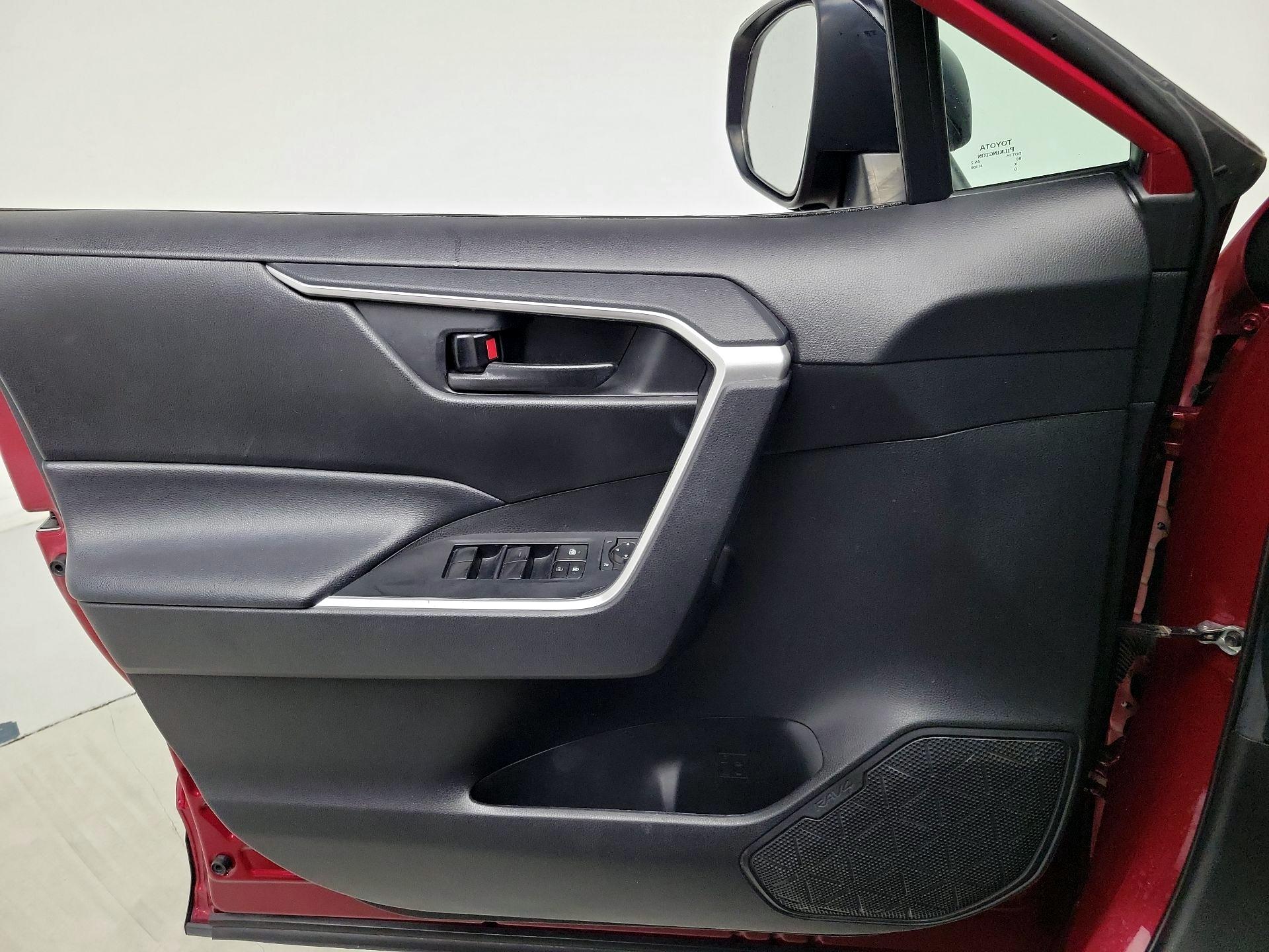 Thumbnail: 2020 Toyota RAV4 - 12