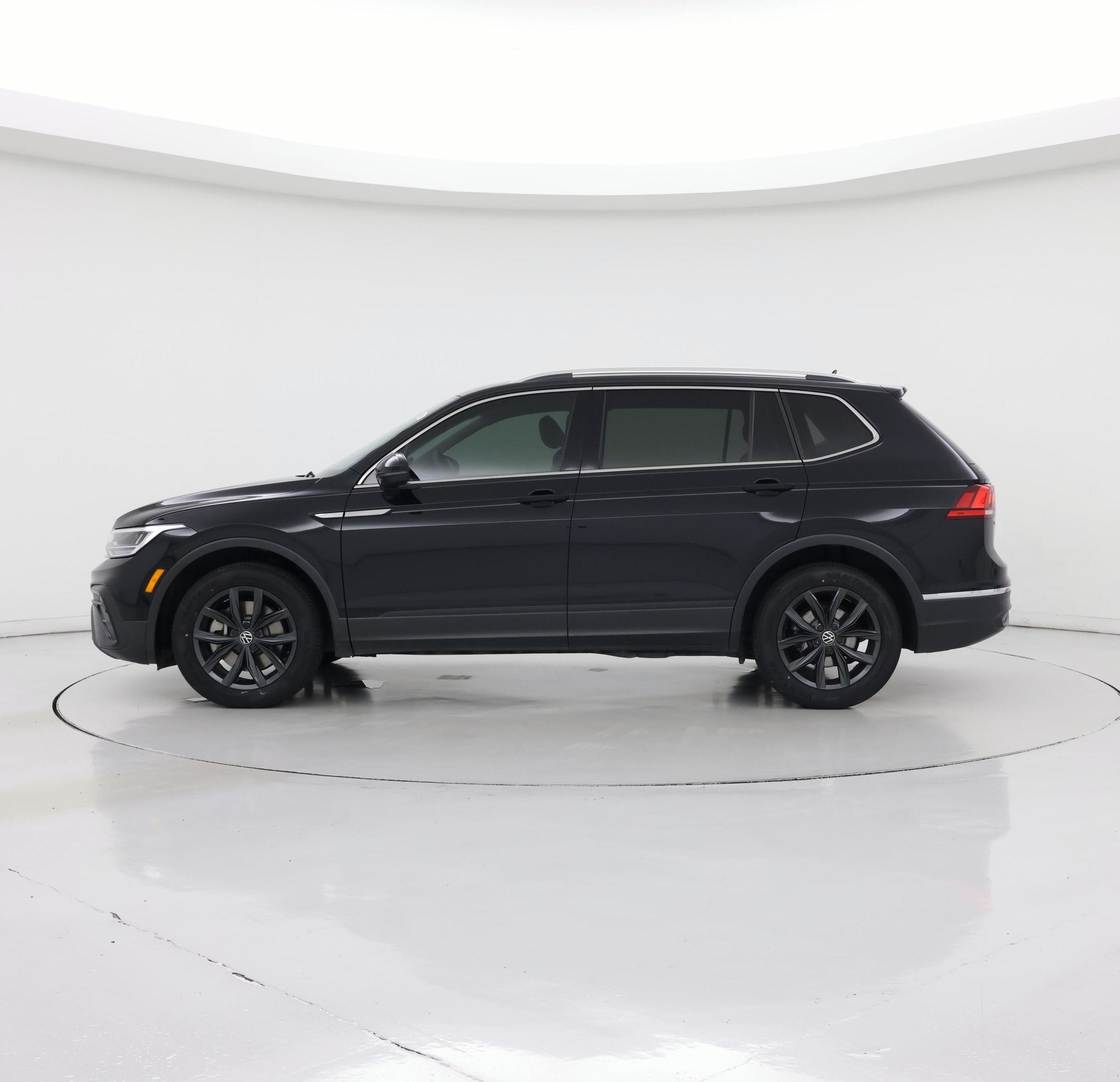 Thumbnail: 2024 Volkswagen Tiguan - 3