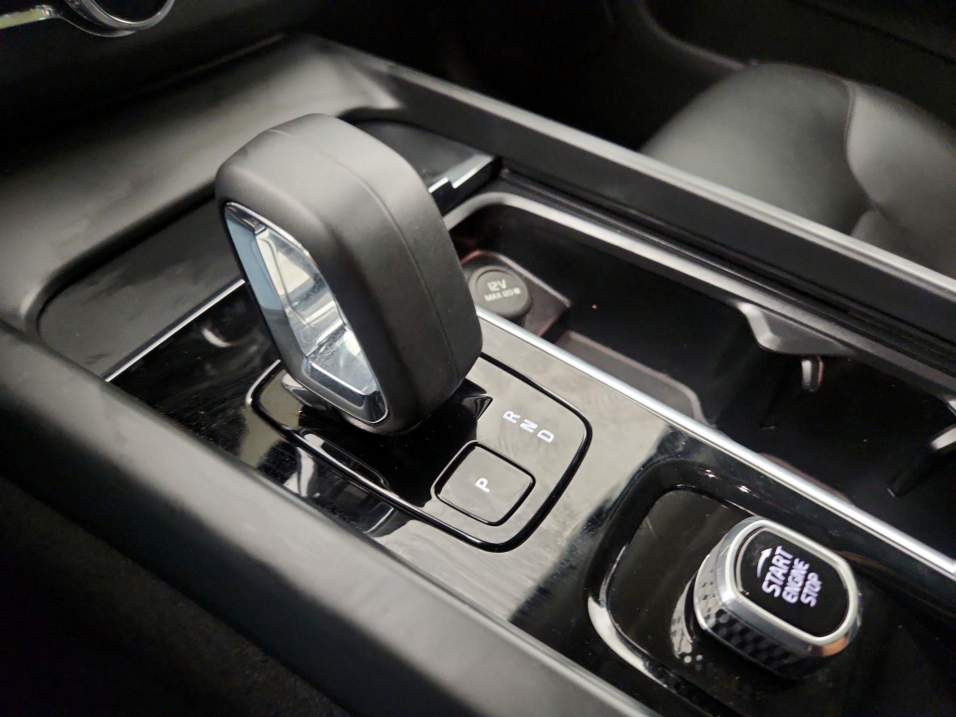 Thumbnail: 2025 Volvo XC60 - 13