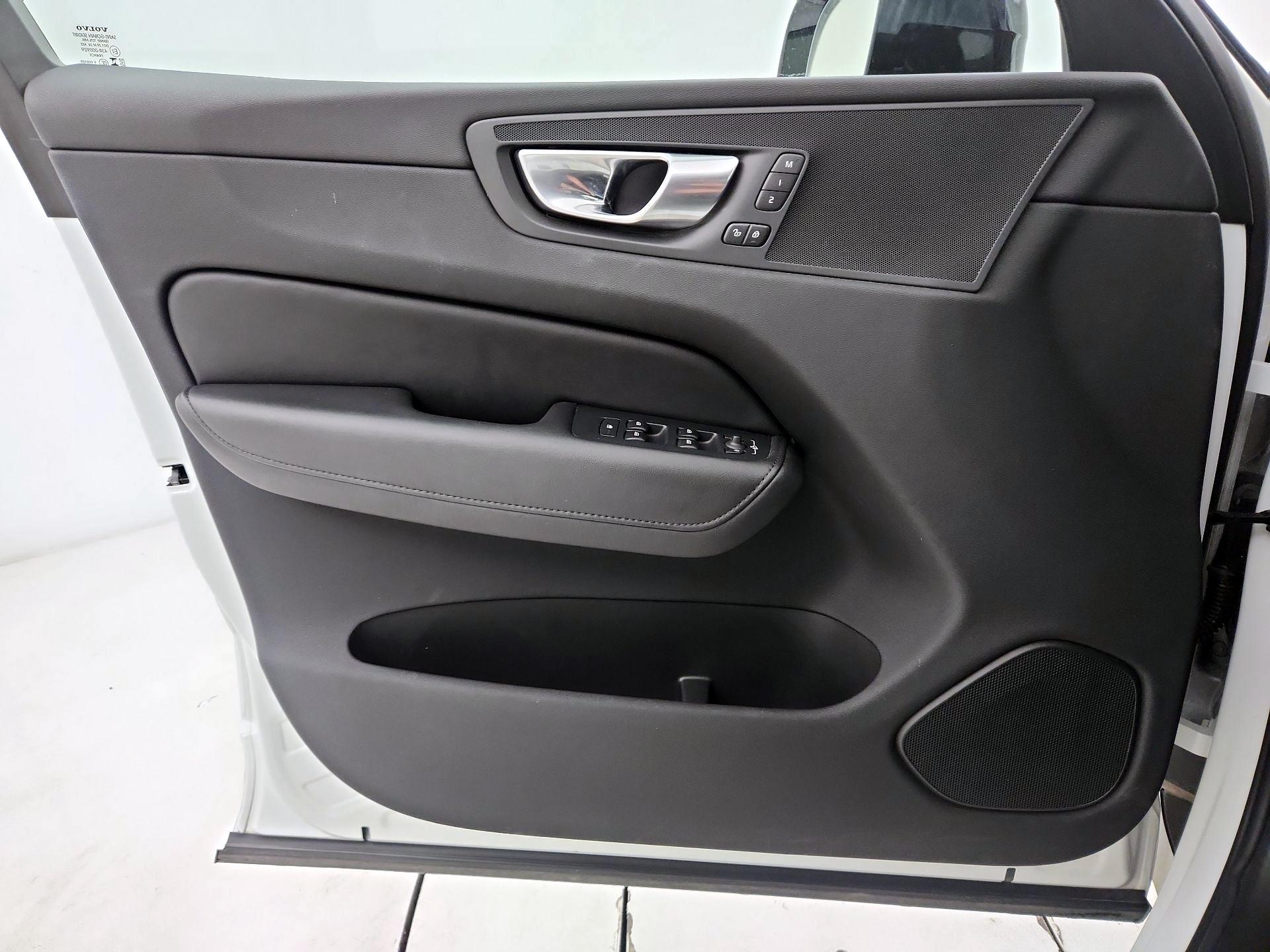 Thumbnail: 2025 Volvo XC60 - 10