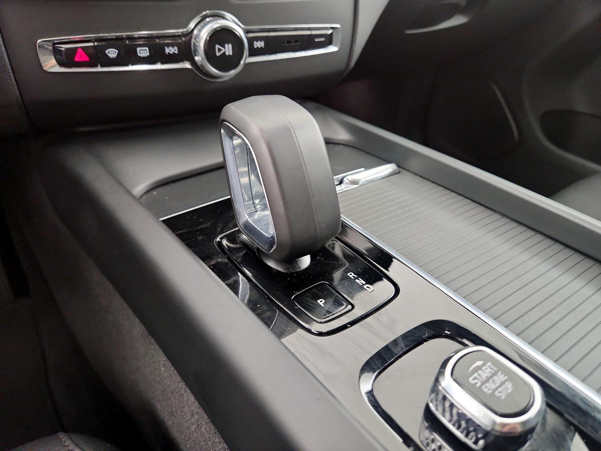 Thumbnail: 2025 Volvo XC60 - 13