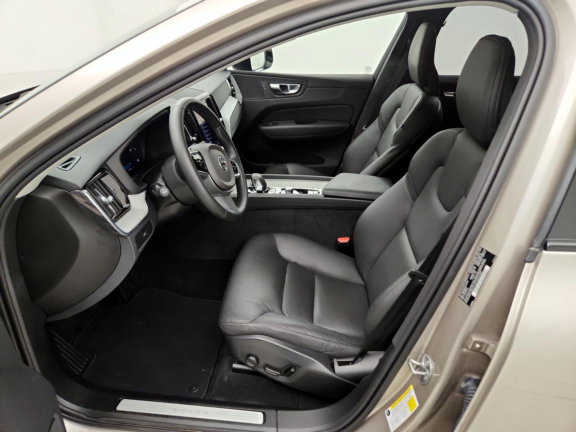 Thumbnail: 2025 Volvo XC60 - 11