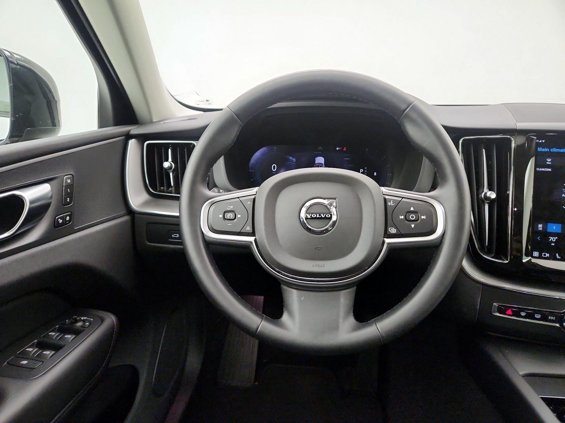 Thumbnail: 2025 Volvo XC60 - 10