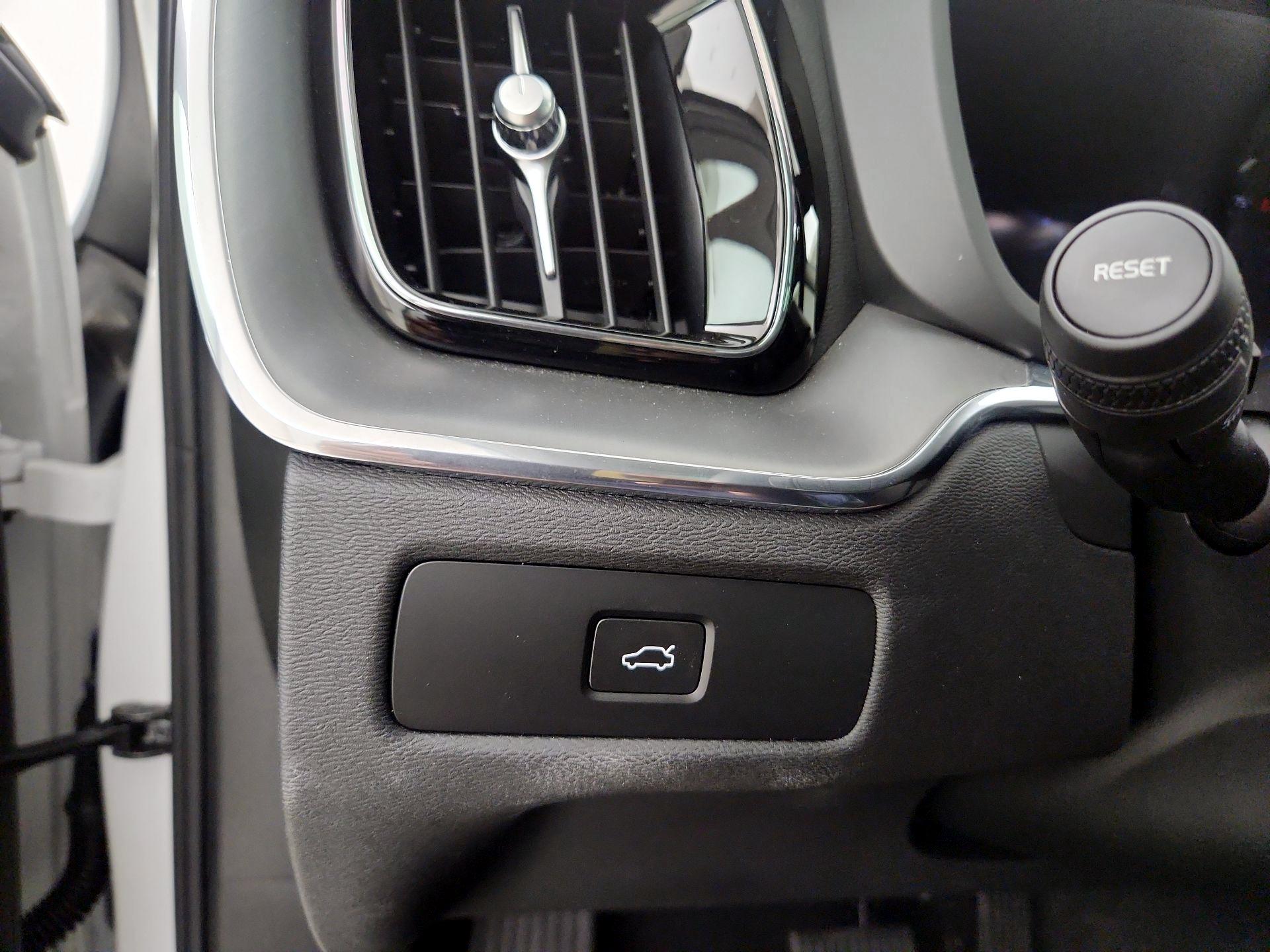 Thumbnail: 2025 Volvo XC60 - 13