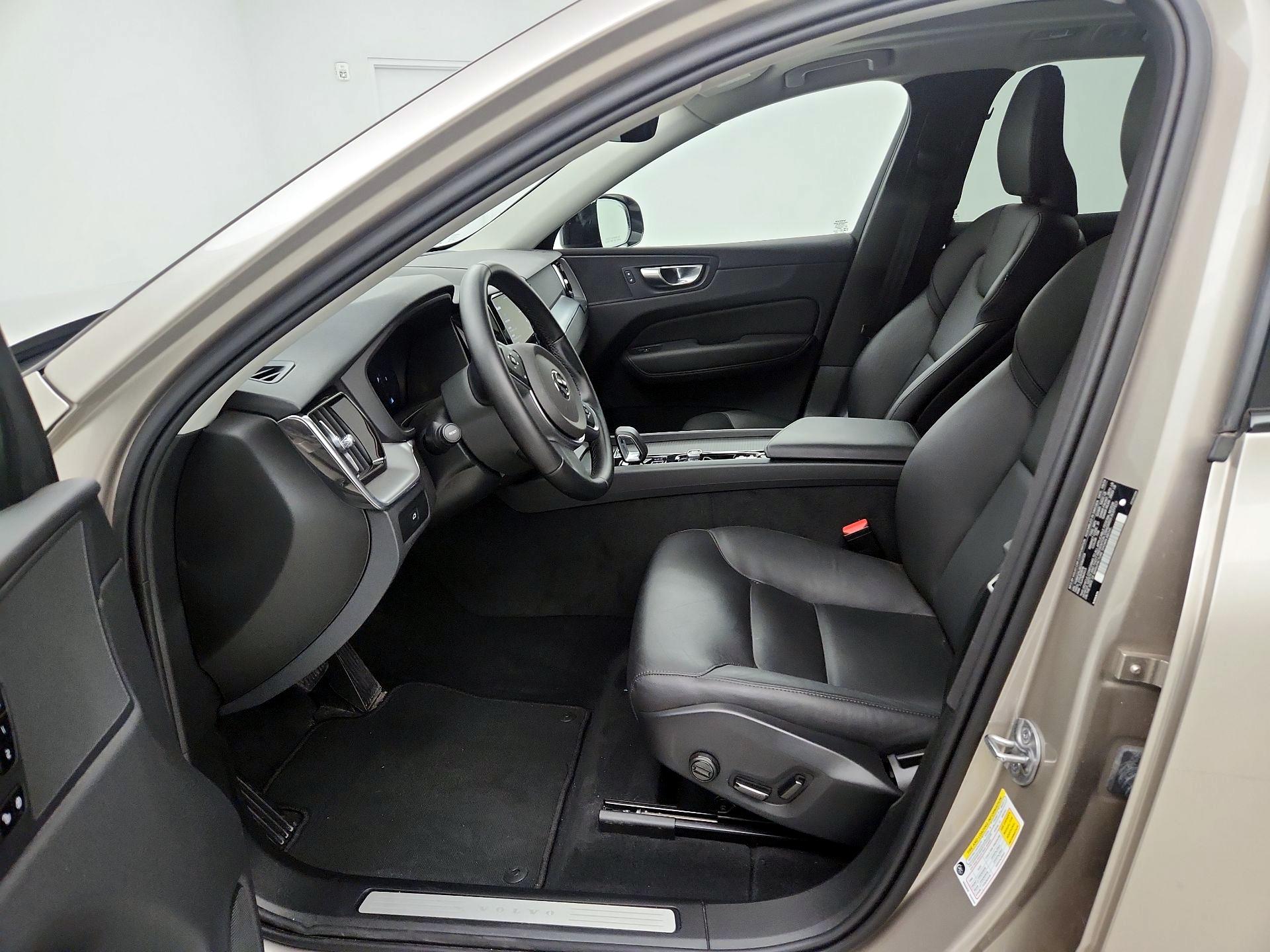 Thumbnail: 2025 Volvo XC60 - 11