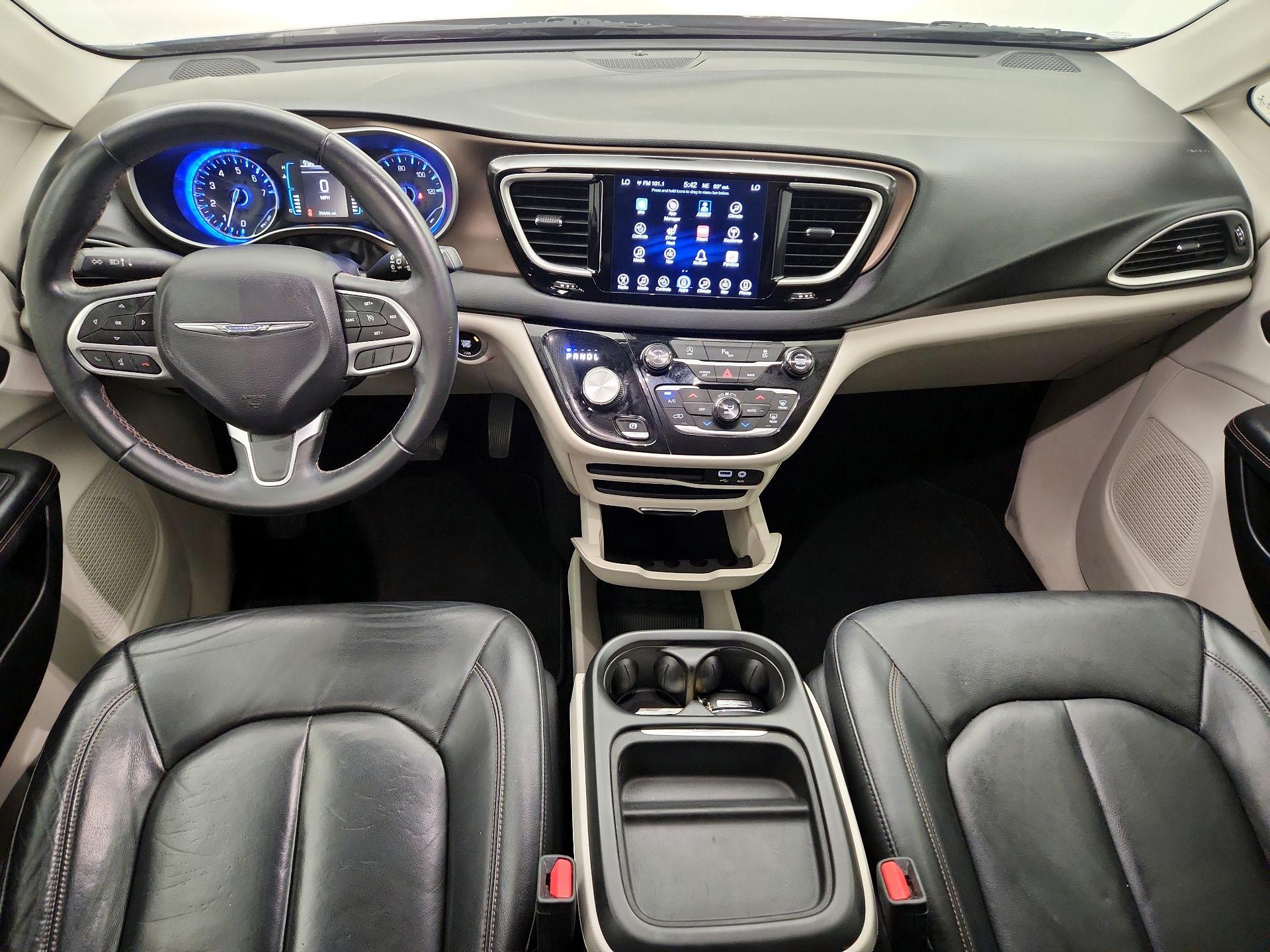 Thumbnail: 2017 Chrysler Pacifica - 9