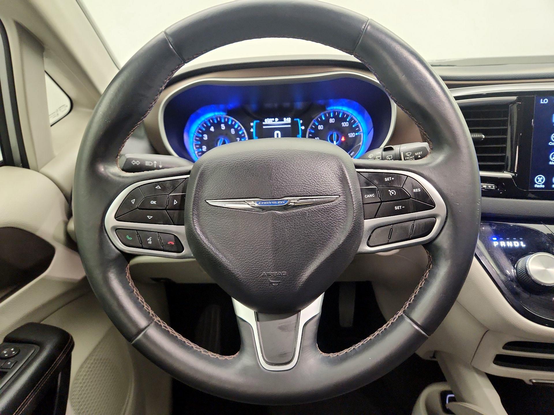 Thumbnail: 2017 Chrysler Pacifica - 10