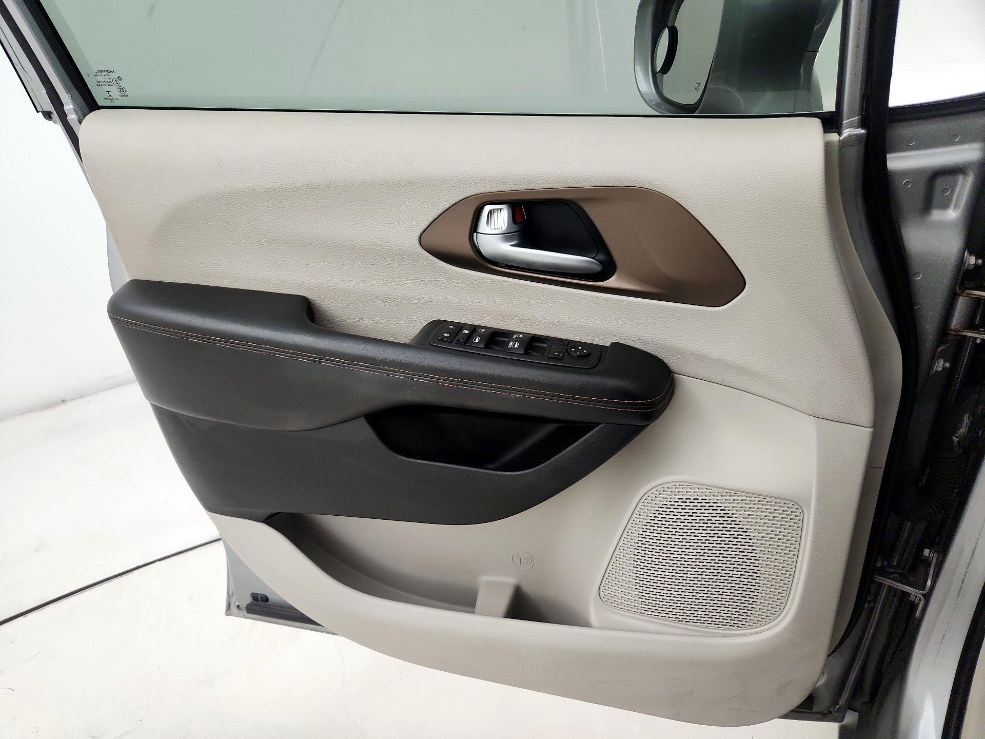 Thumbnail: 2017 Chrysler Pacifica - 12