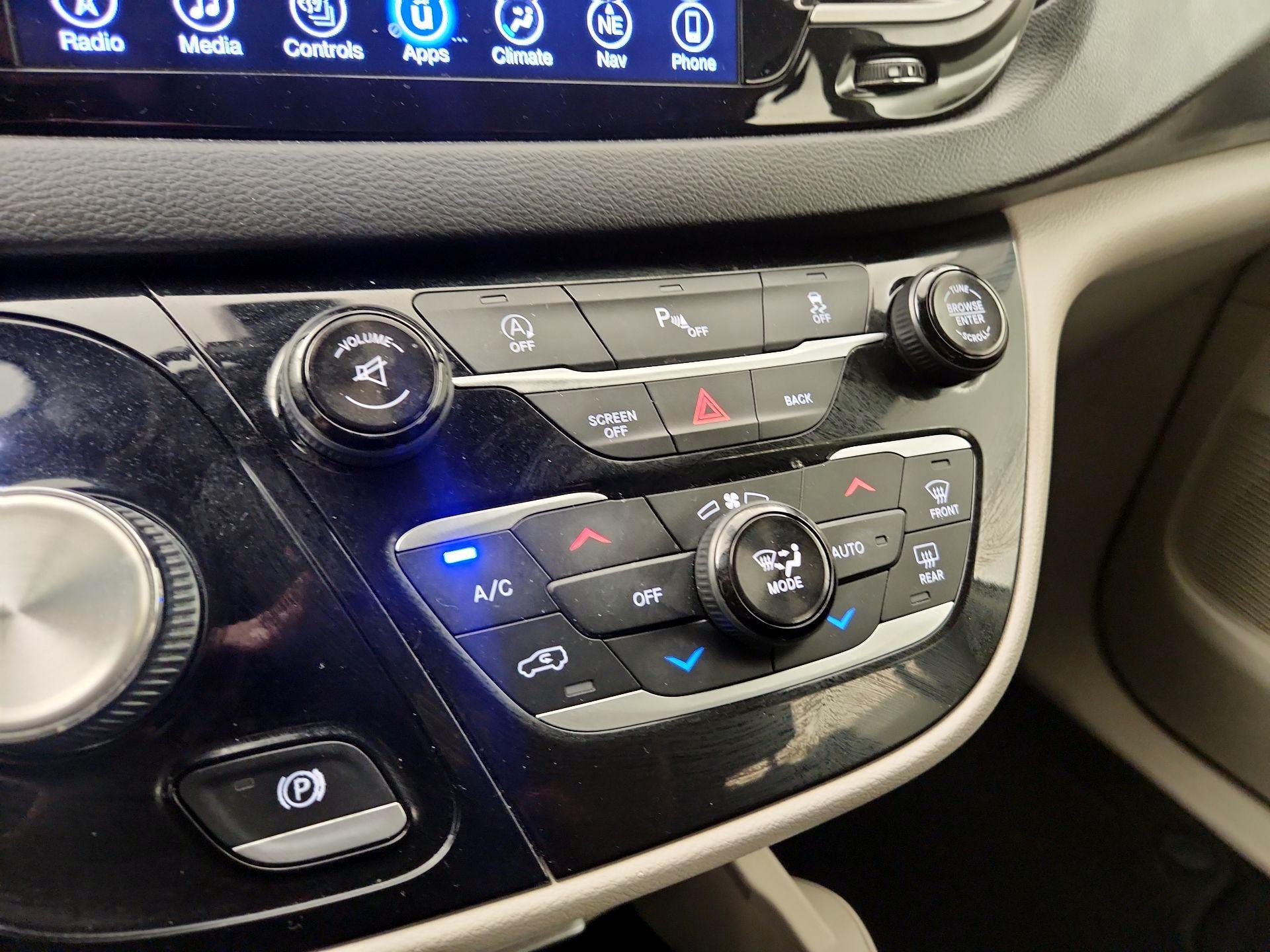 Thumbnail: 2017 Chrysler Pacifica - 16