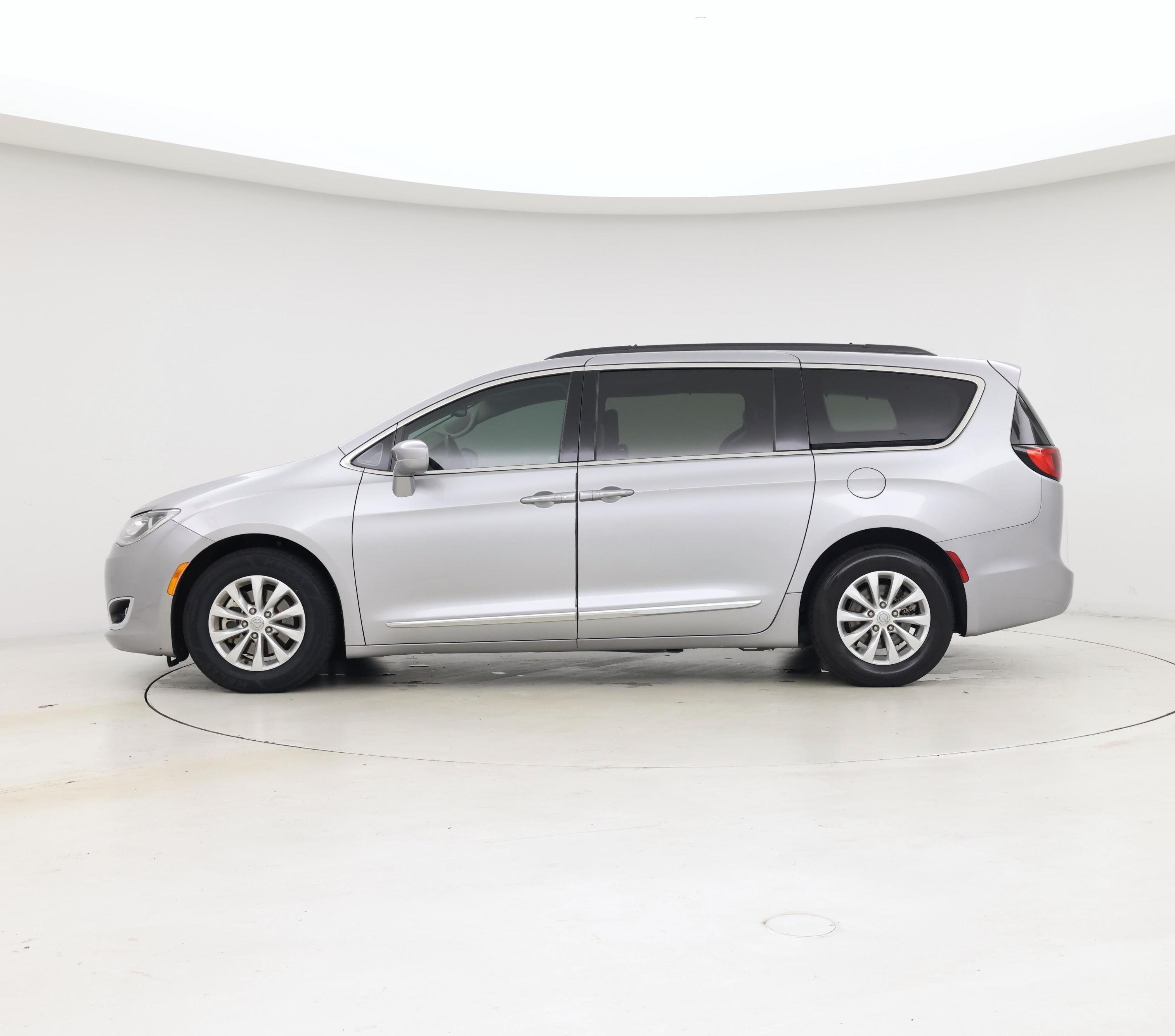 Thumbnail: 2017 Chrysler Pacifica - 3