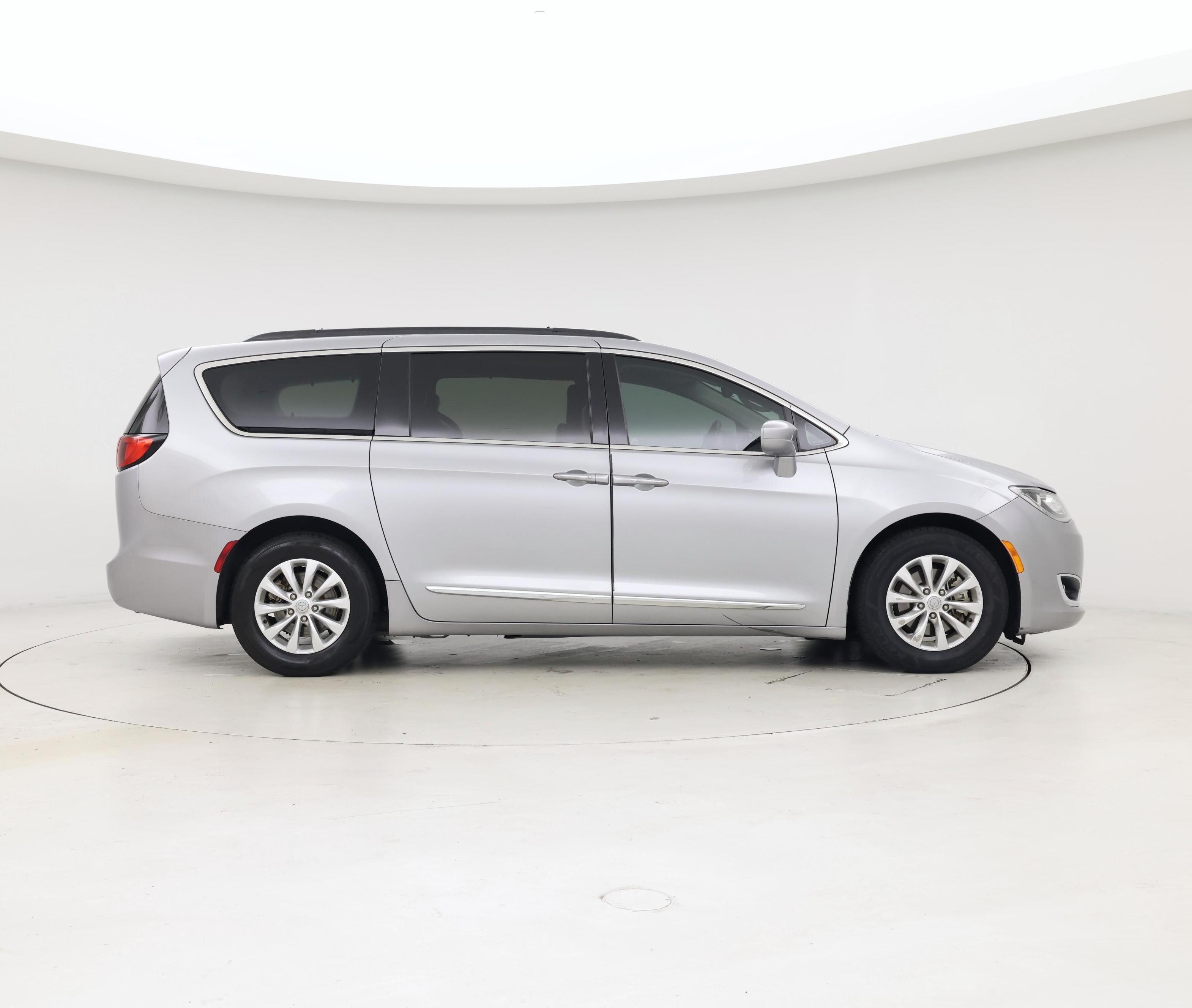 Thumbnail: 2017 Chrysler Pacifica - 7