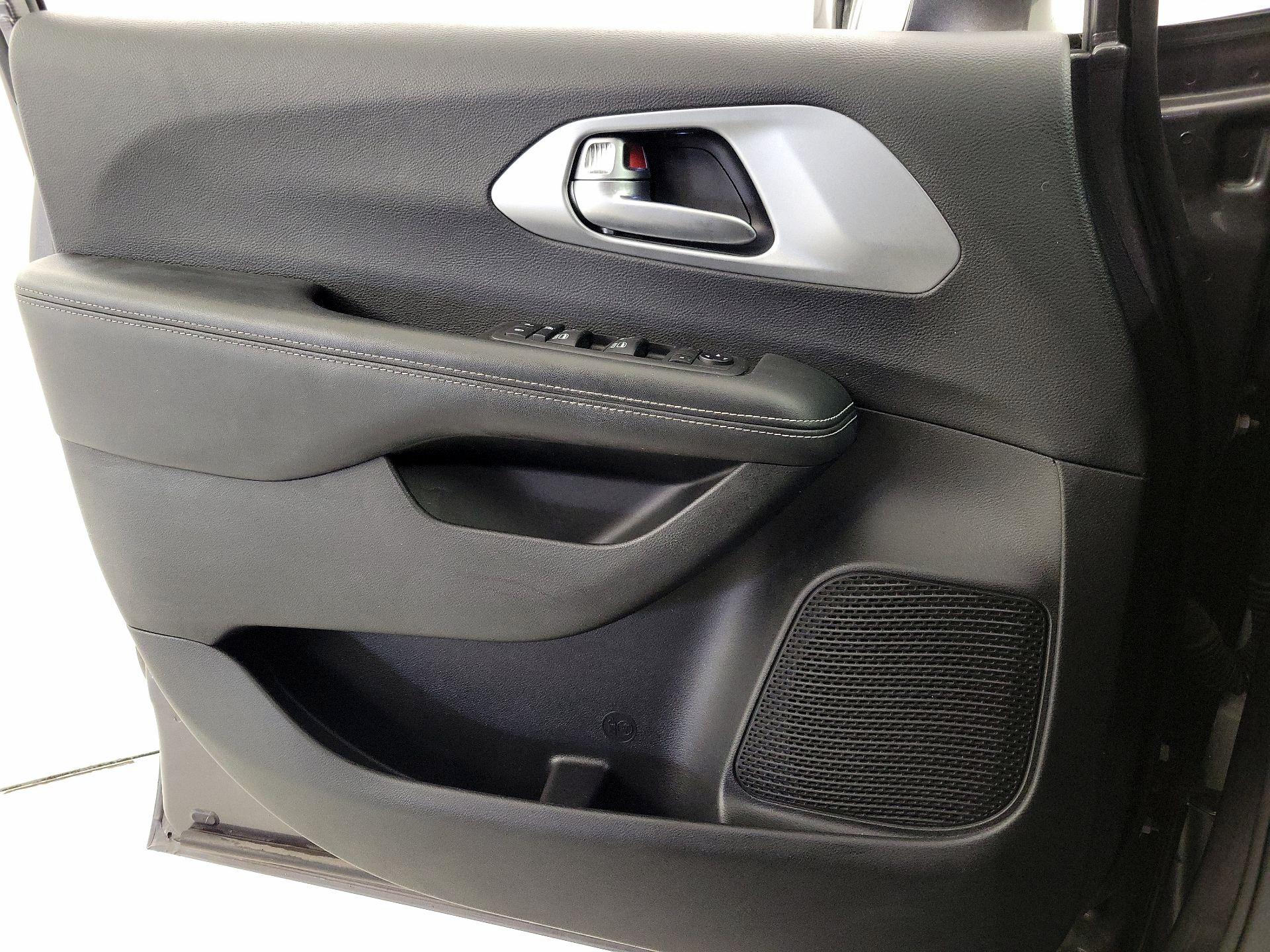 Thumbnail: 2019 Chrysler Pacifica - 12