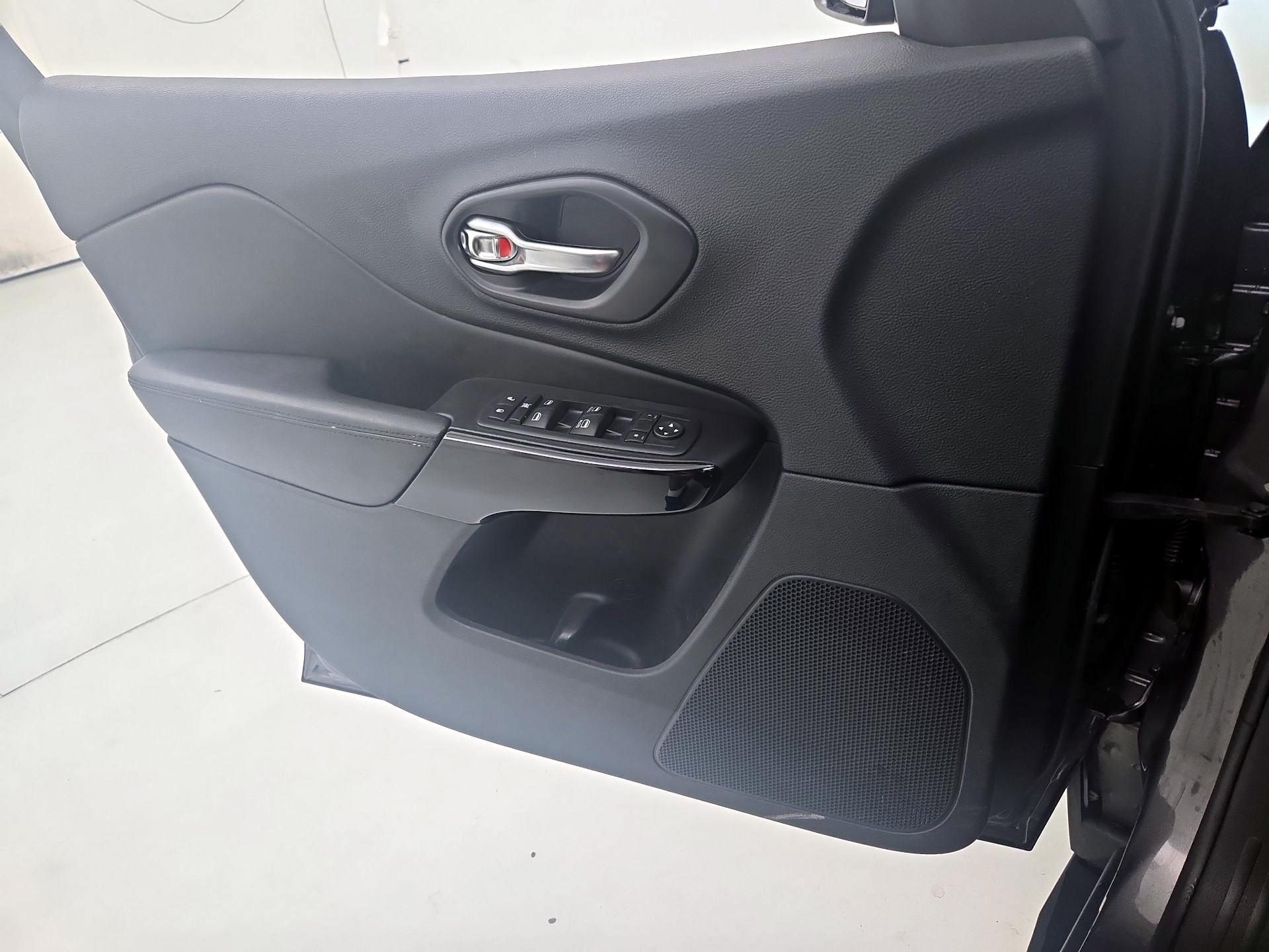 Thumbnail: 2020 Jeep Cherokee - 12