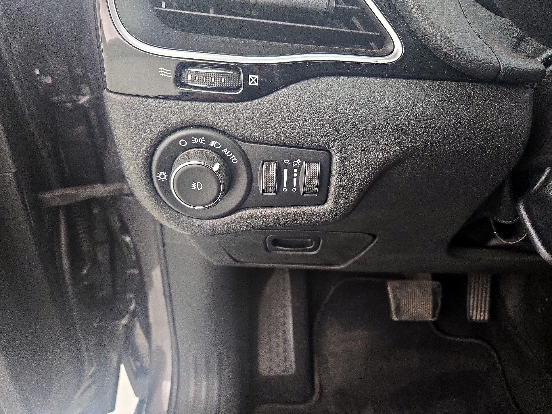 Thumbnail: 2020 Jeep Cherokee - 13