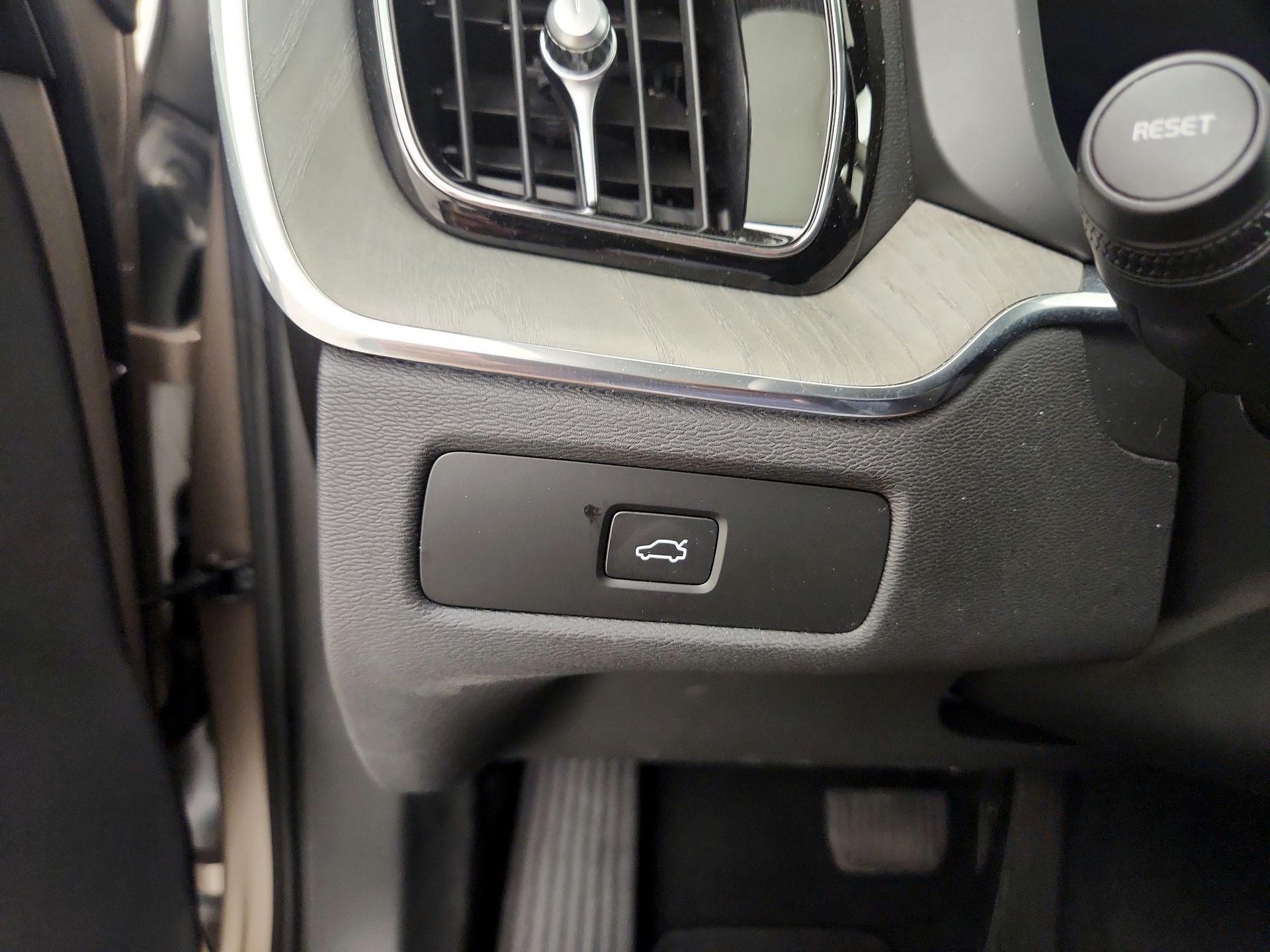 Thumbnail: 2025 Volvo XC60 - 13
