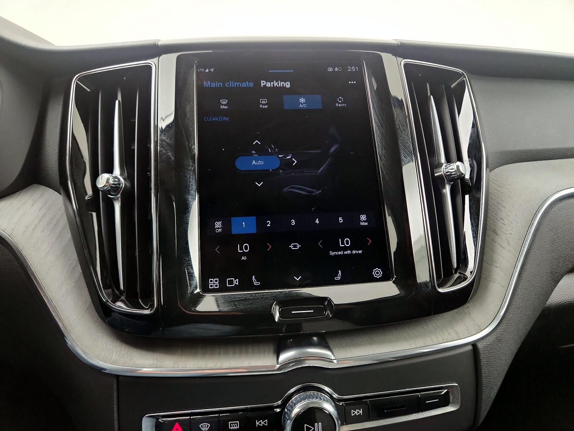 Thumbnail: 2025 Volvo XC60 - 14