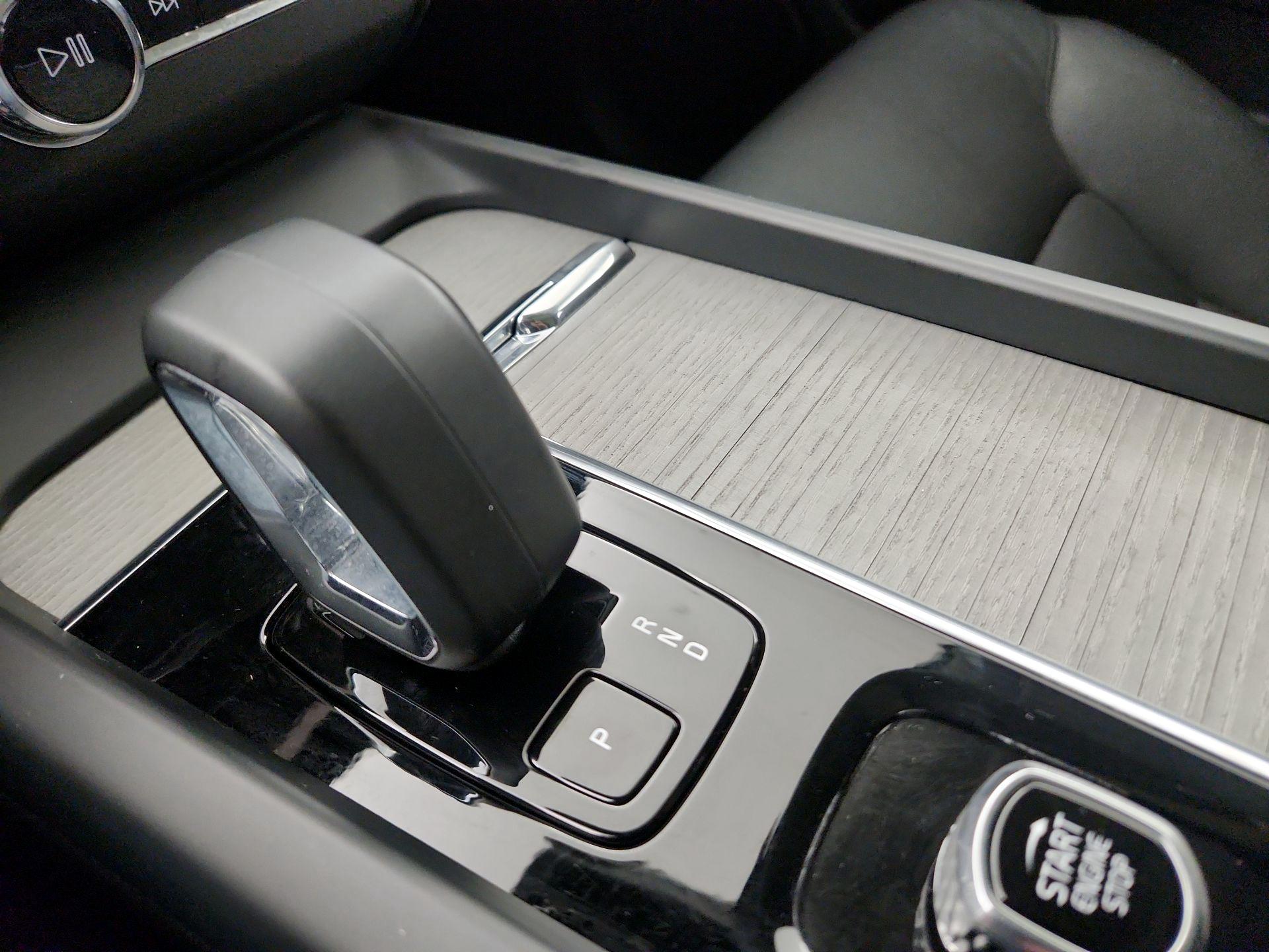 Thumbnail: 2025 Volvo XC60 - 15