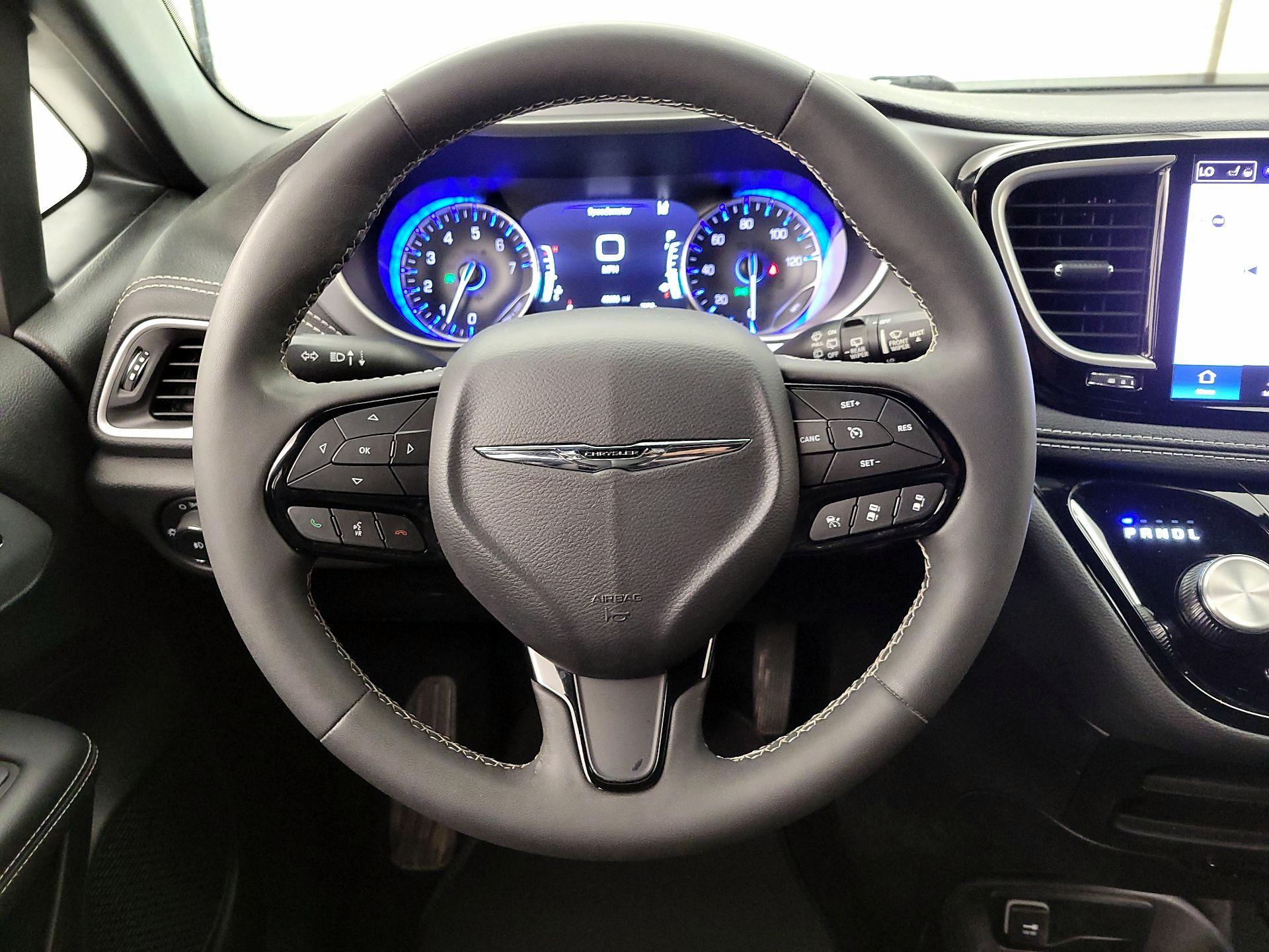 Thumbnail: 2023 Chrysler Pacifica - 10