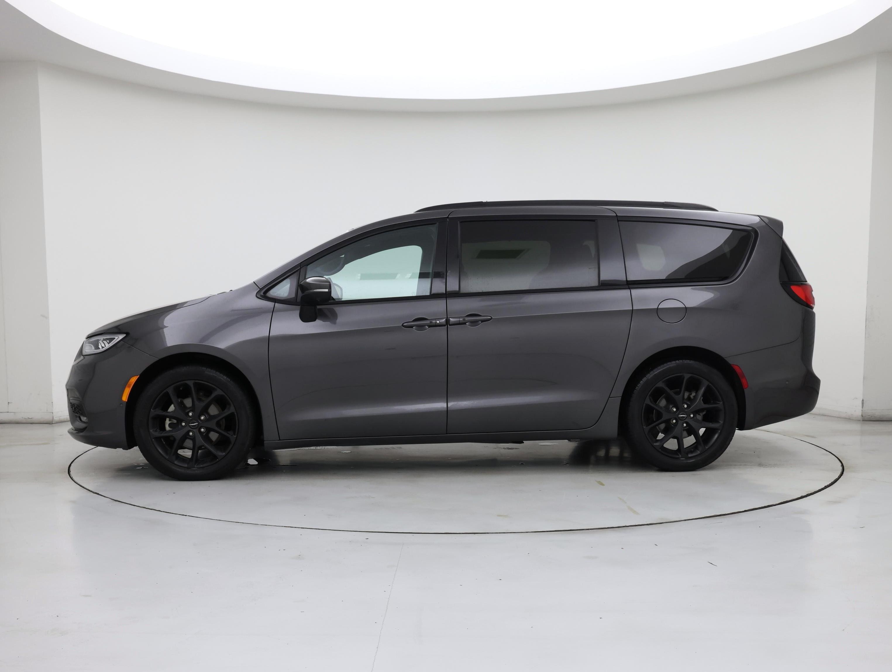 Thumbnail: 2023 Chrysler Pacifica - 3