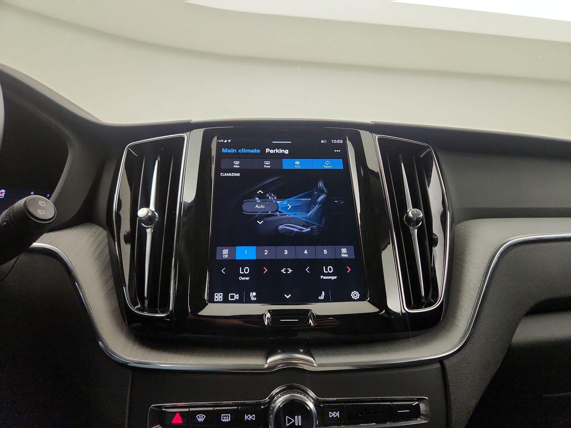 Thumbnail: 2025 Volvo XC60 - 14