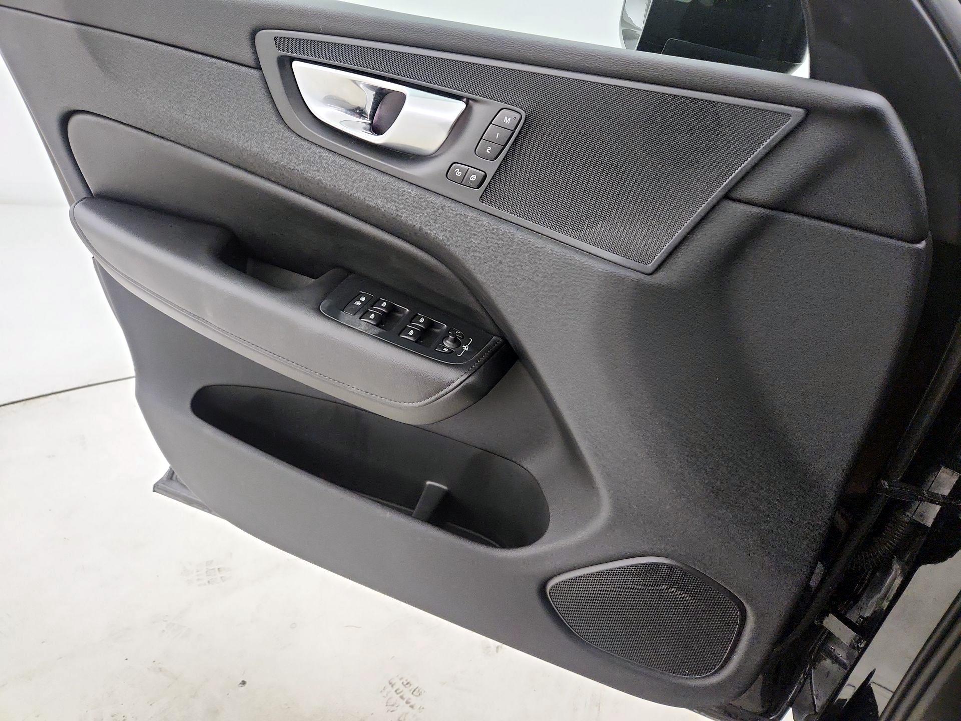 Thumbnail: 2025 Volvo XC60 - 12