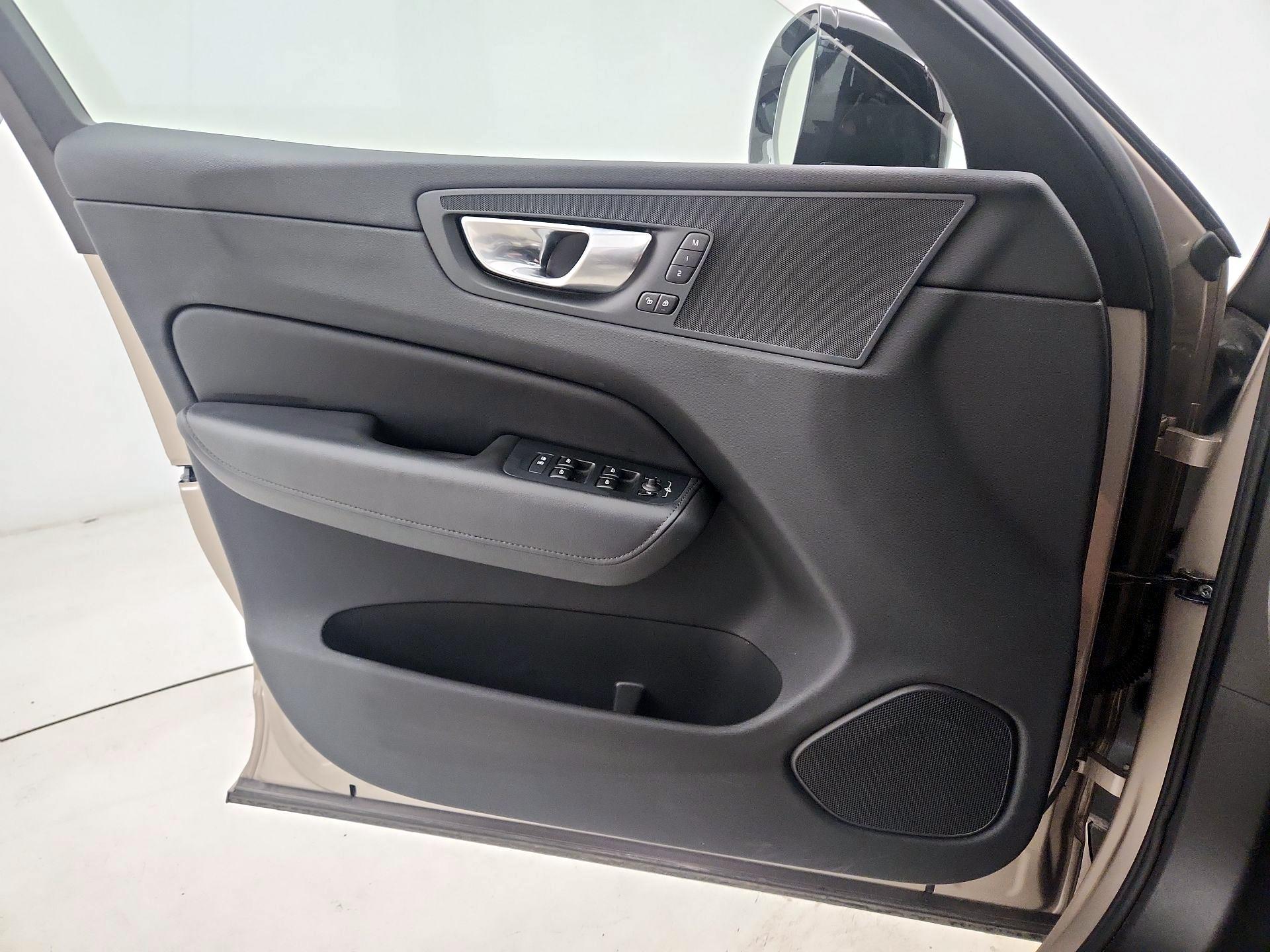 Thumbnail: 2025 Volvo XC60 - 12