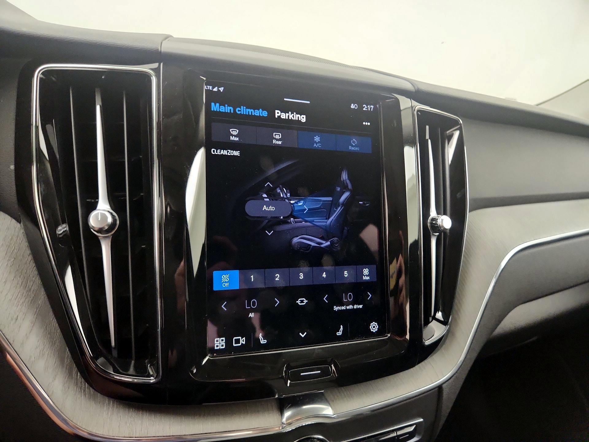 Thumbnail: 2025 Volvo XC60 - 17