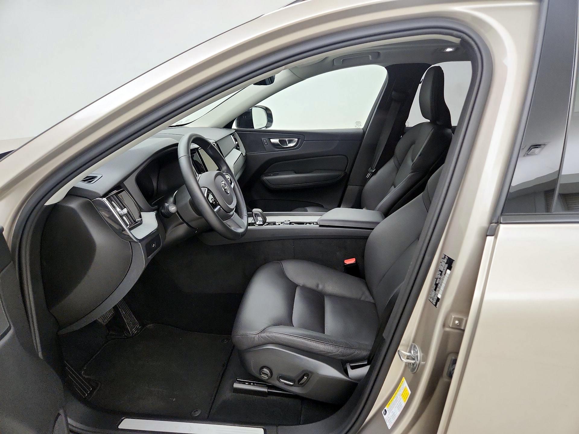 Thumbnail: 2025 Volvo XC60 - 11
