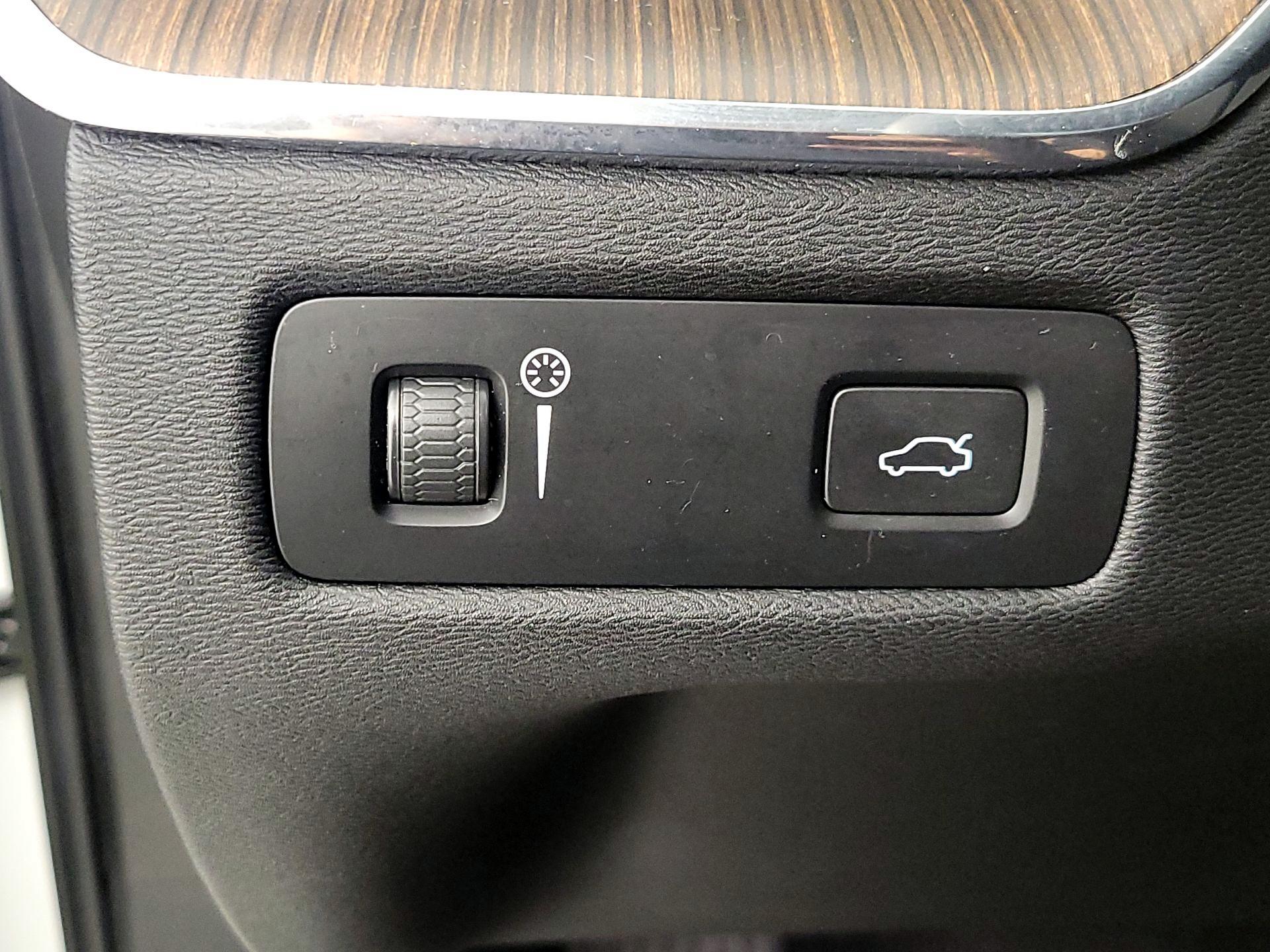 Thumbnail: 2022 Volvo XC60 - 13