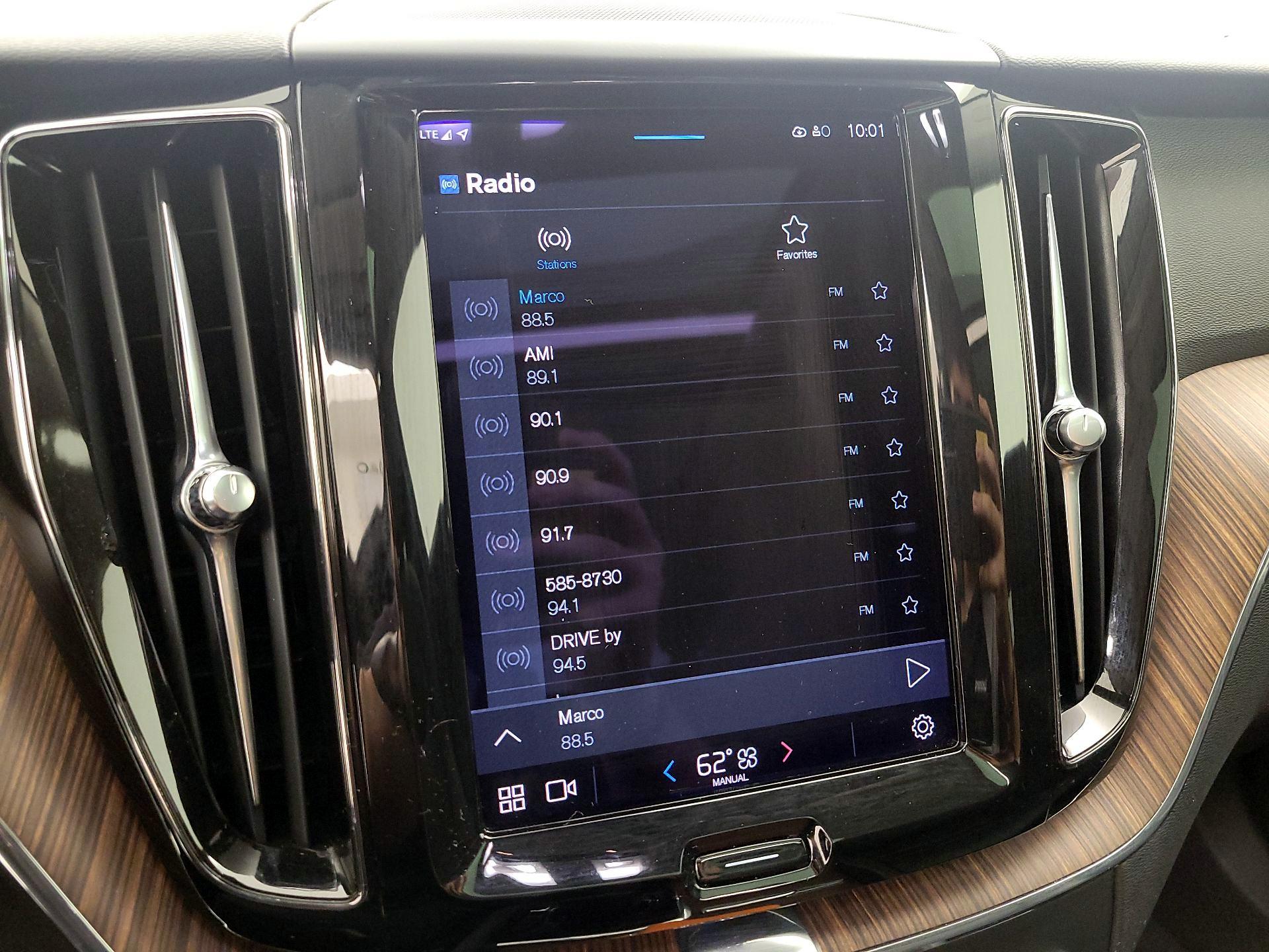 Thumbnail: 2022 Volvo XC60 - 16