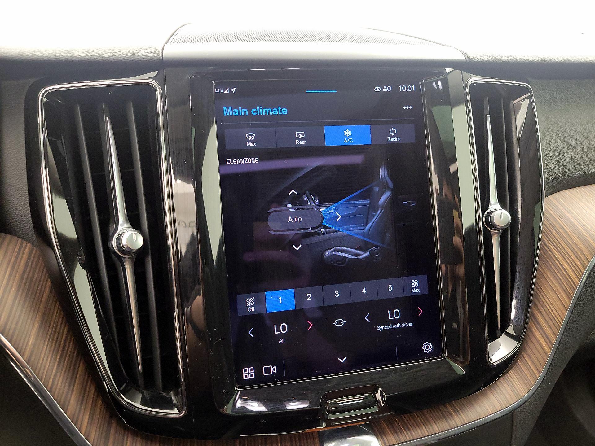 Thumbnail: 2022 Volvo XC60 - 17