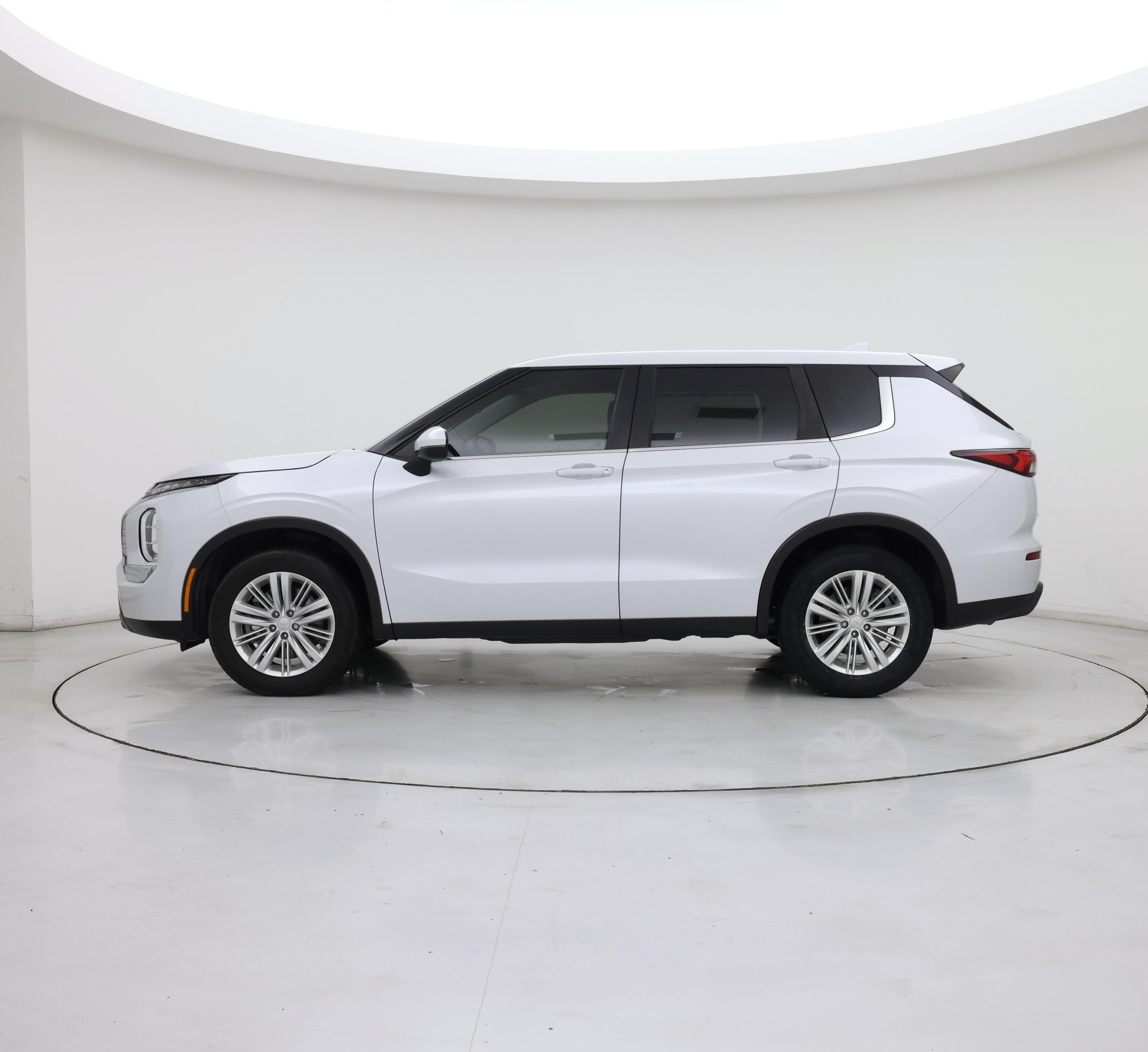 Thumbnail: 2024 Mitsubishi Outlander - 3