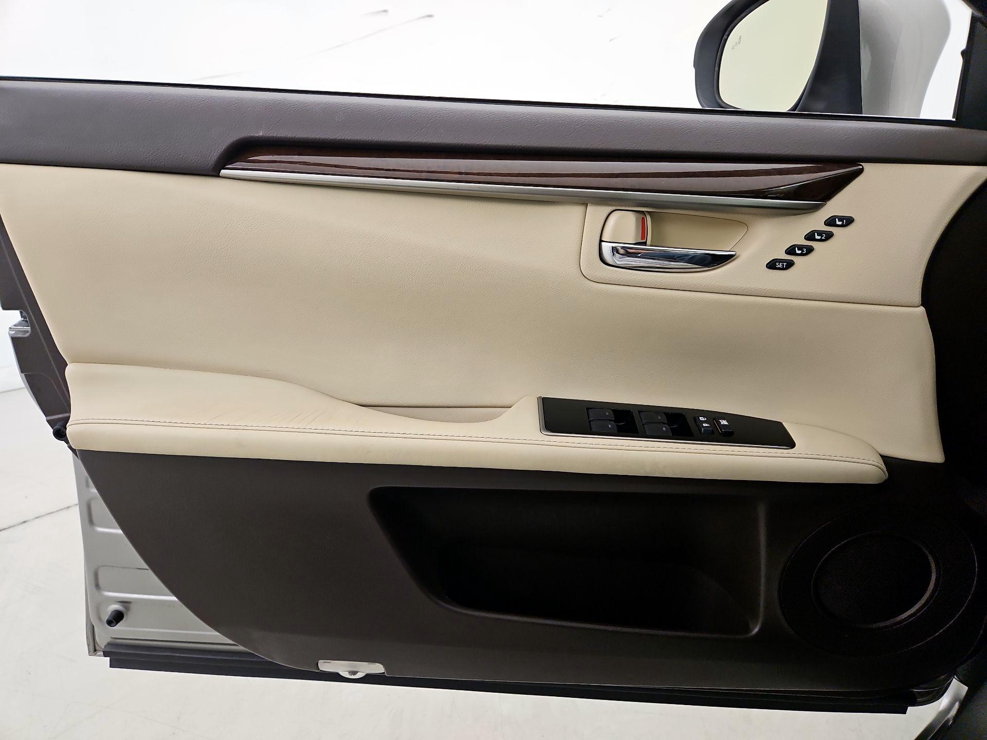 Thumbnail: 2016 Lexus ES - 12