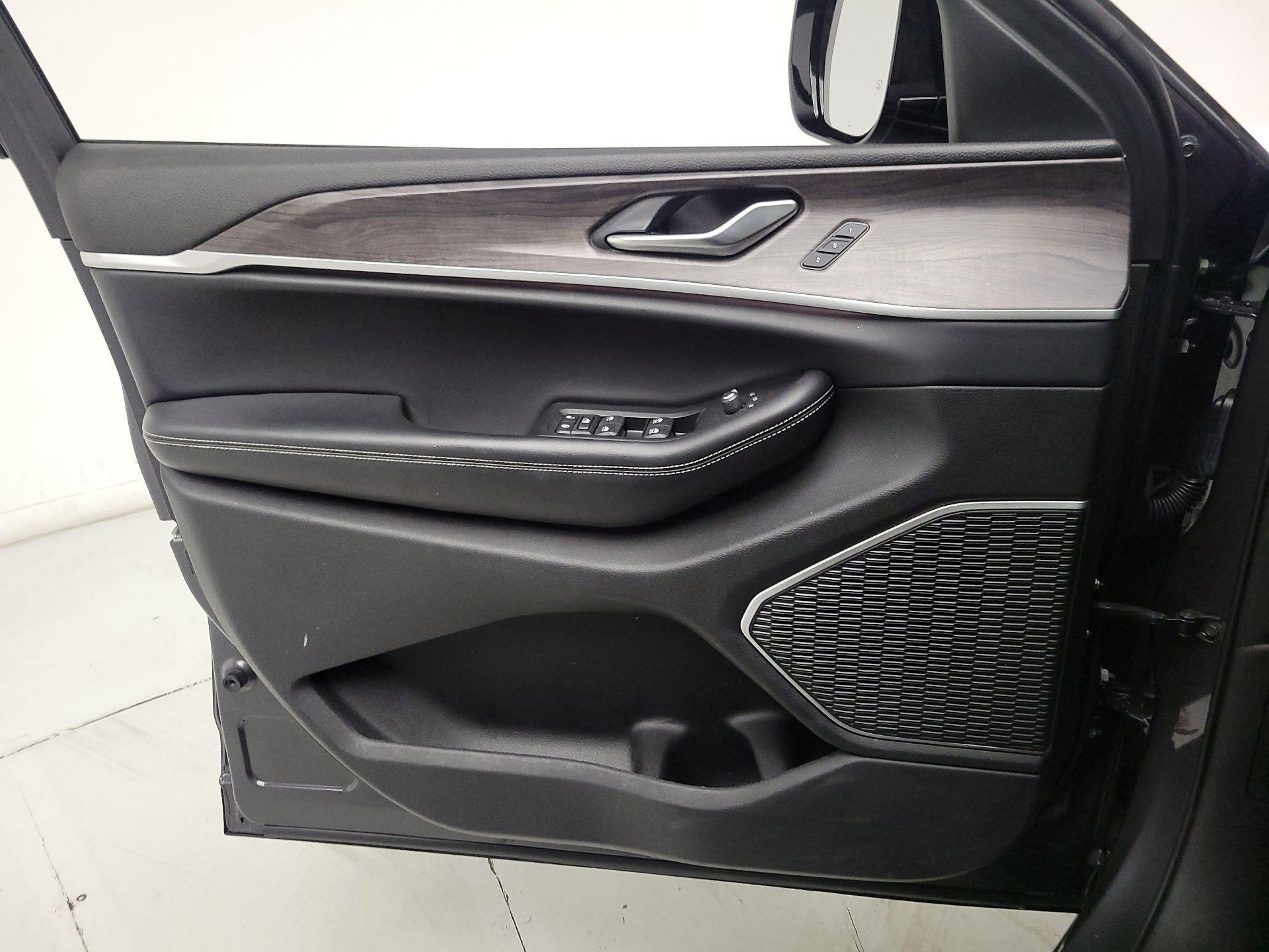Thumbnail: 2022 Jeep Grand Cherokee - 12