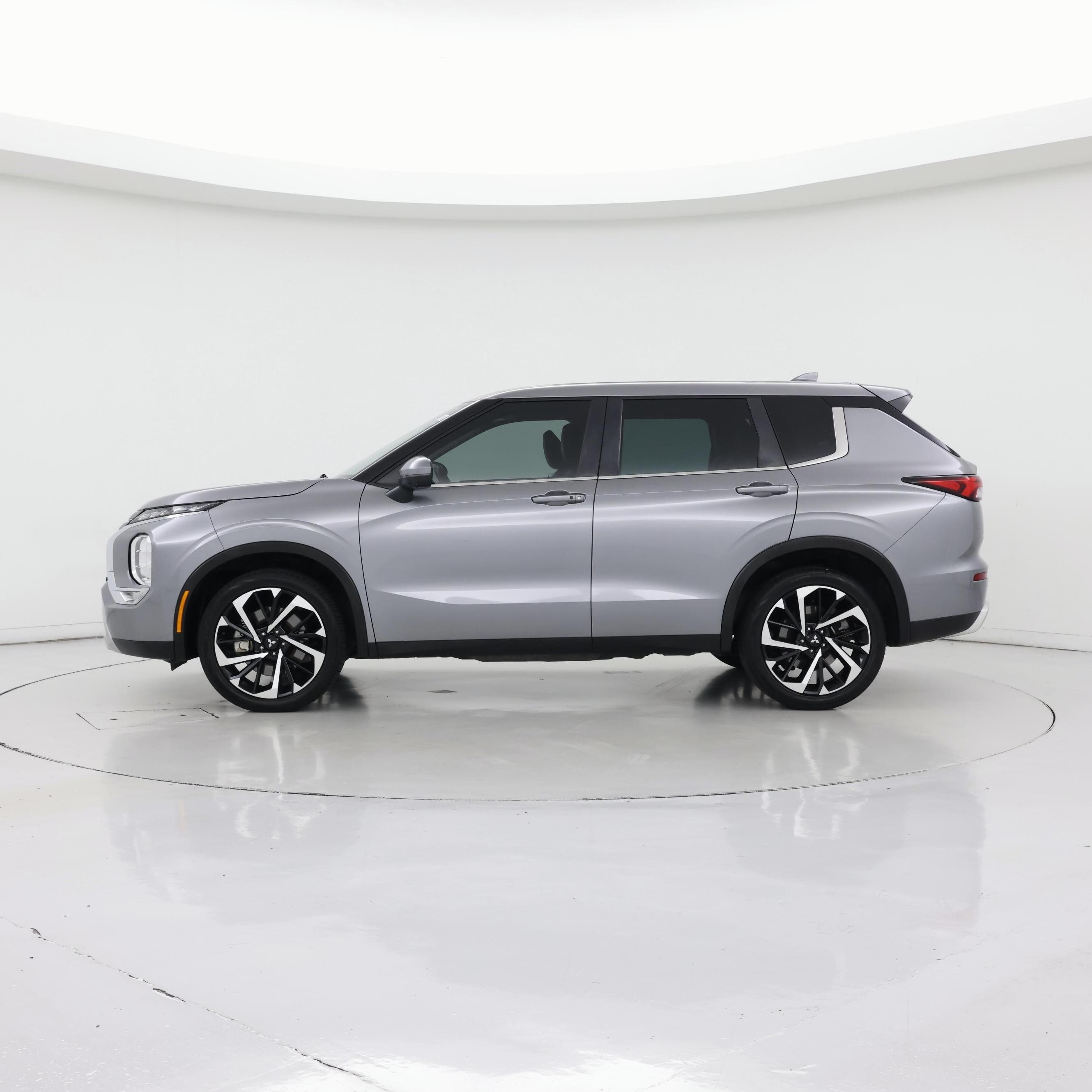 Thumbnail: 2023 Mitsubishi Outlander - 3