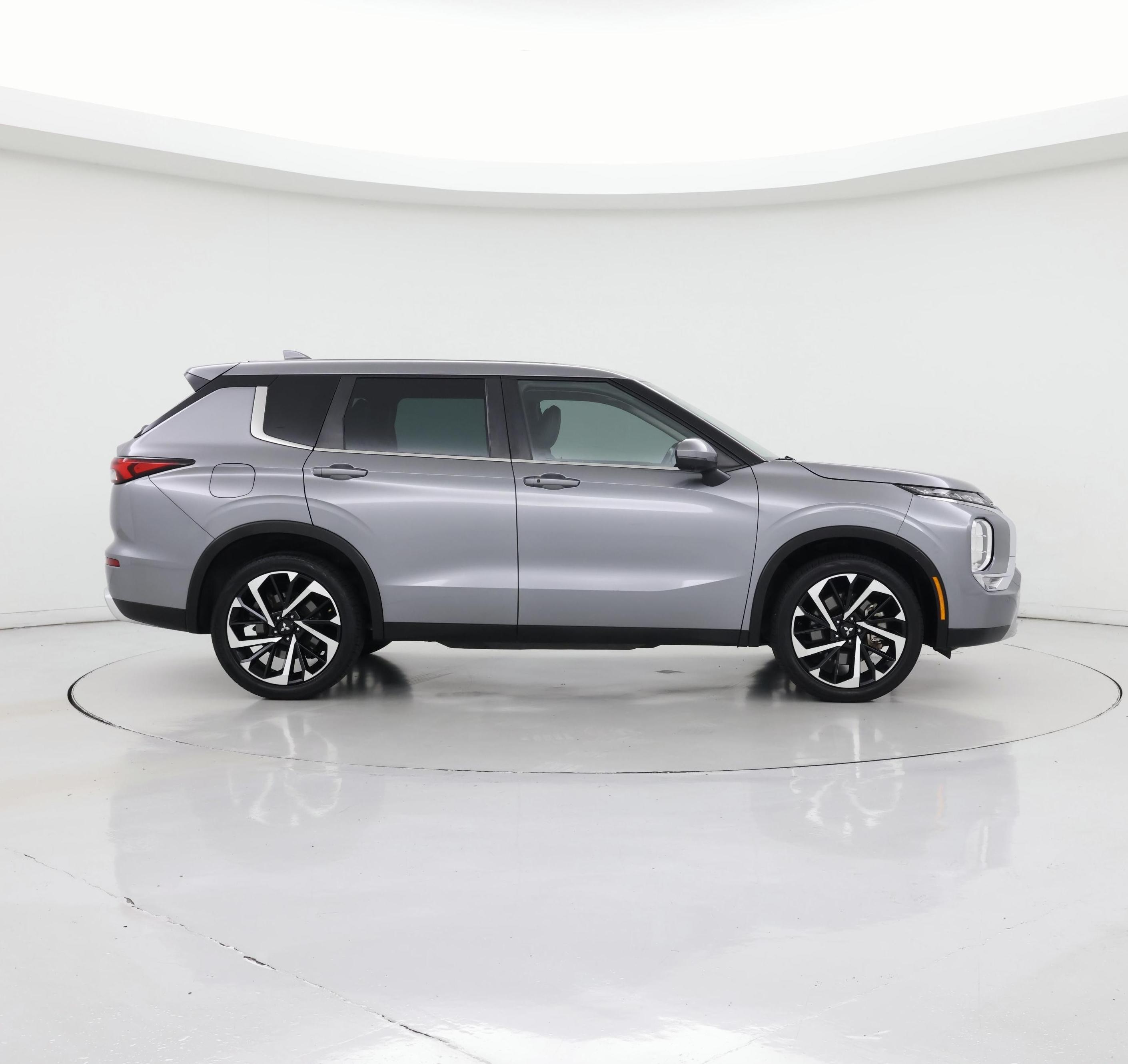Thumbnail: 2023 Mitsubishi Outlander - 7