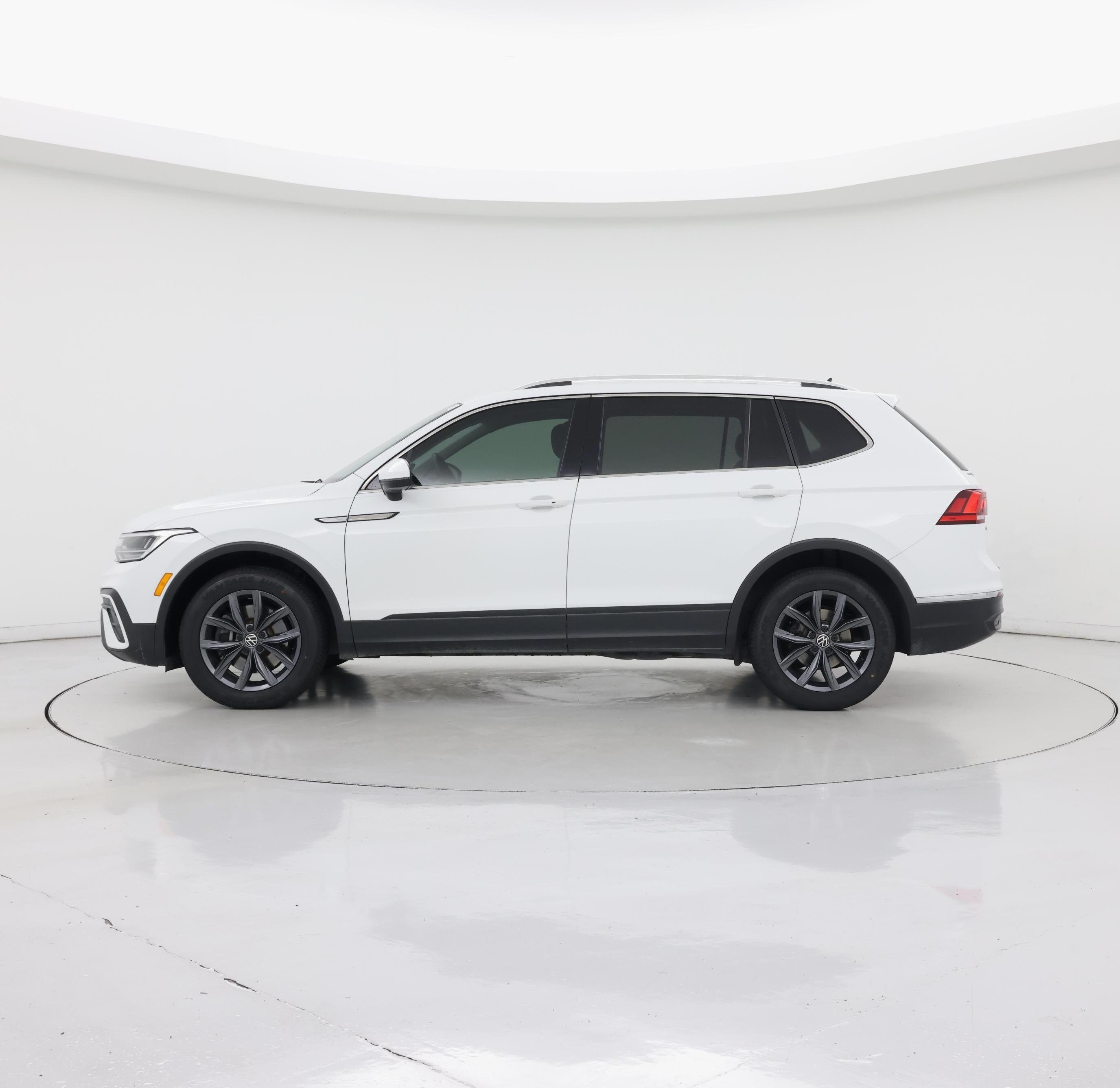 Thumbnail: 2022 Volkswagen Tiguan - 3