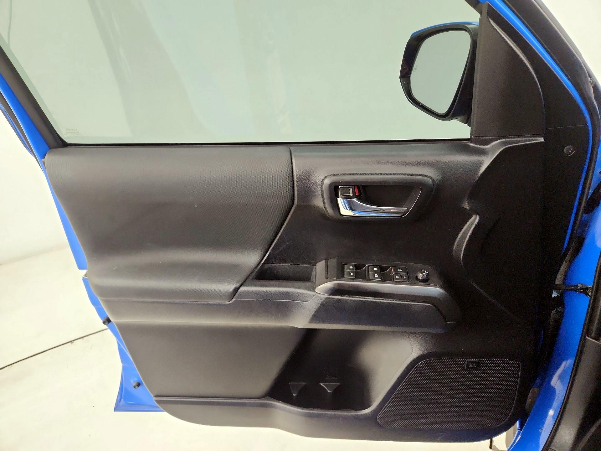 Thumbnail: 2020 Toyota Tacoma - 12