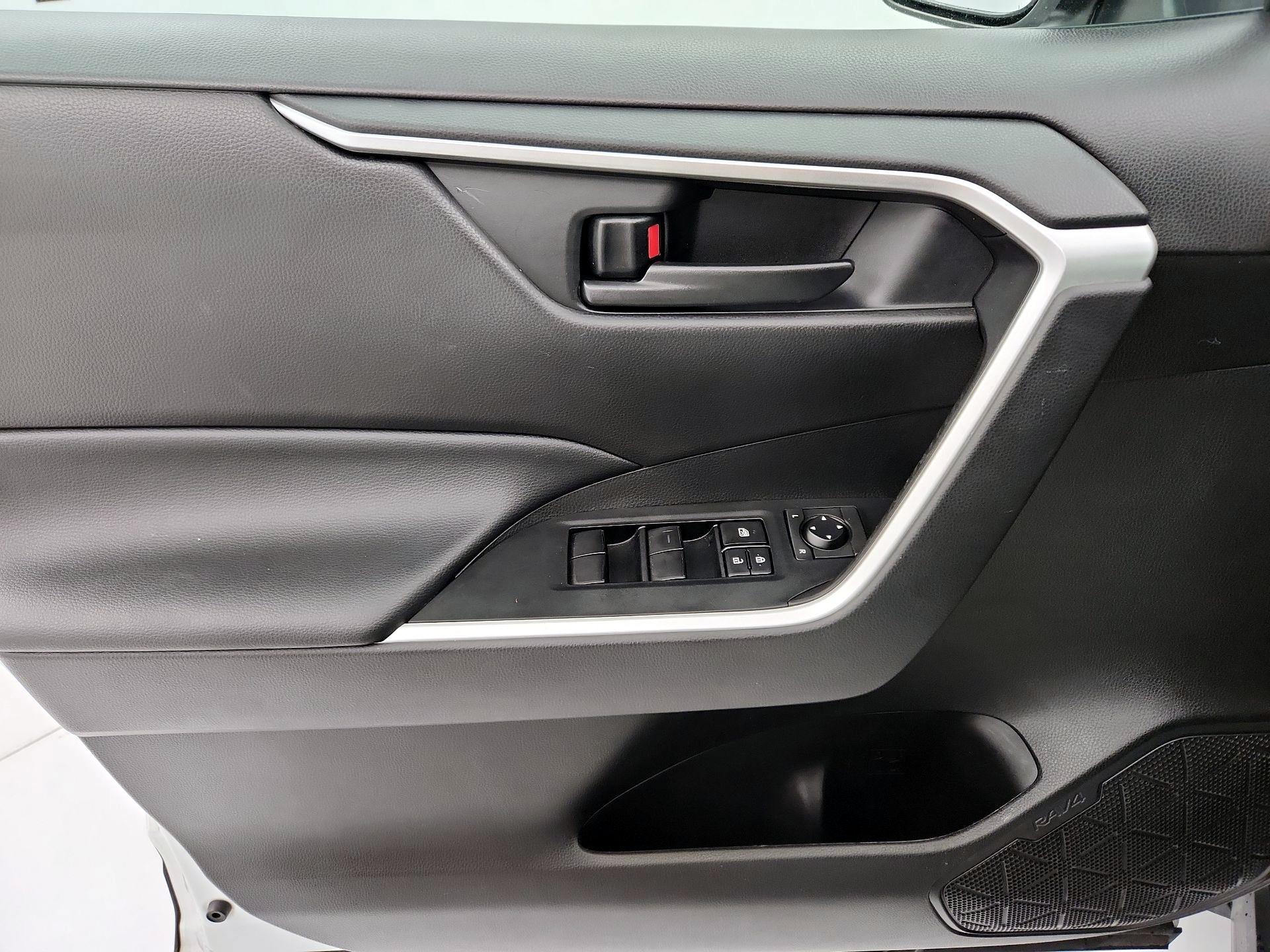 Thumbnail: 2020 Toyota RAV4 - 12