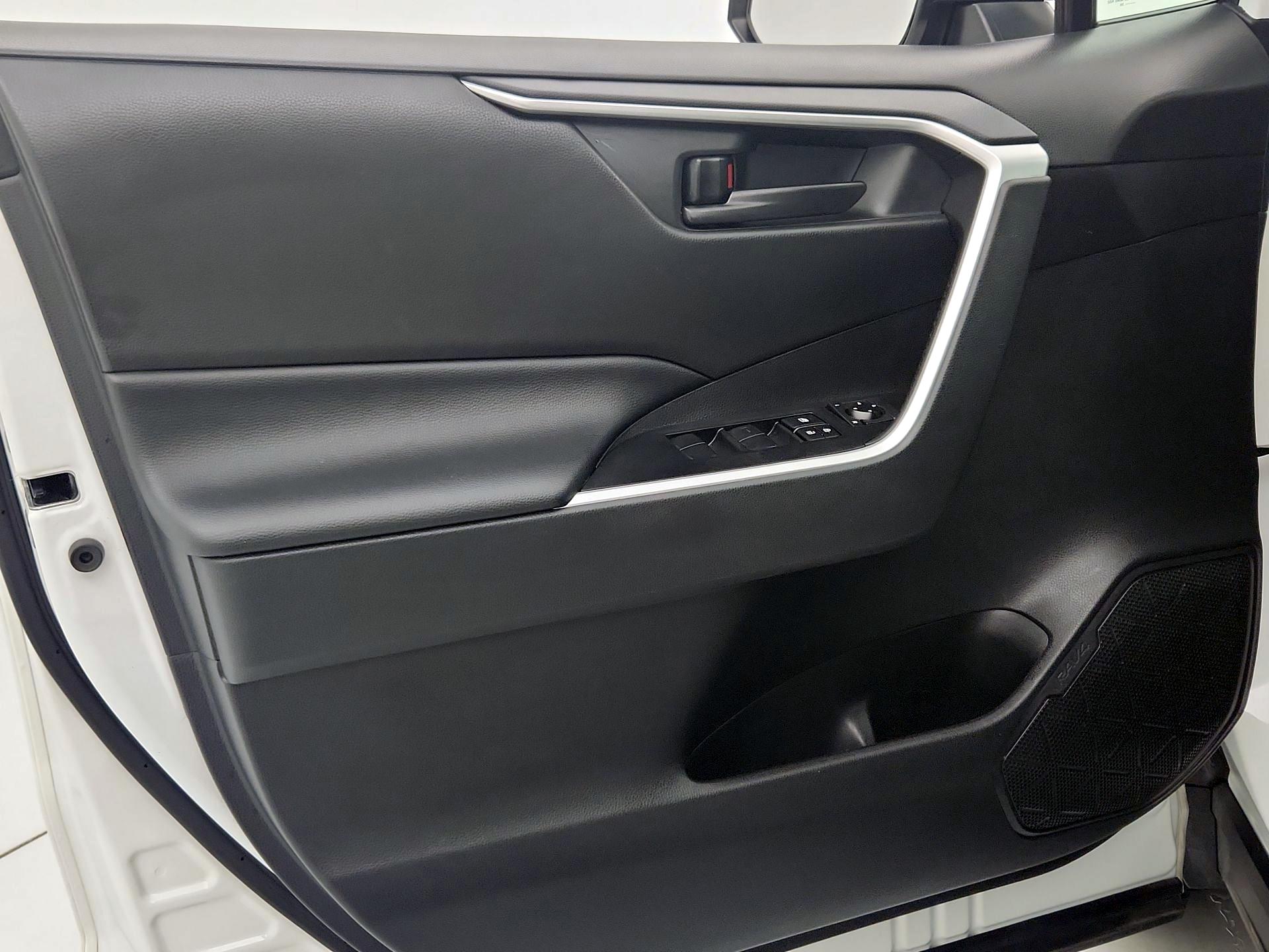 Thumbnail: 2020 Toyota RAV4 - 12