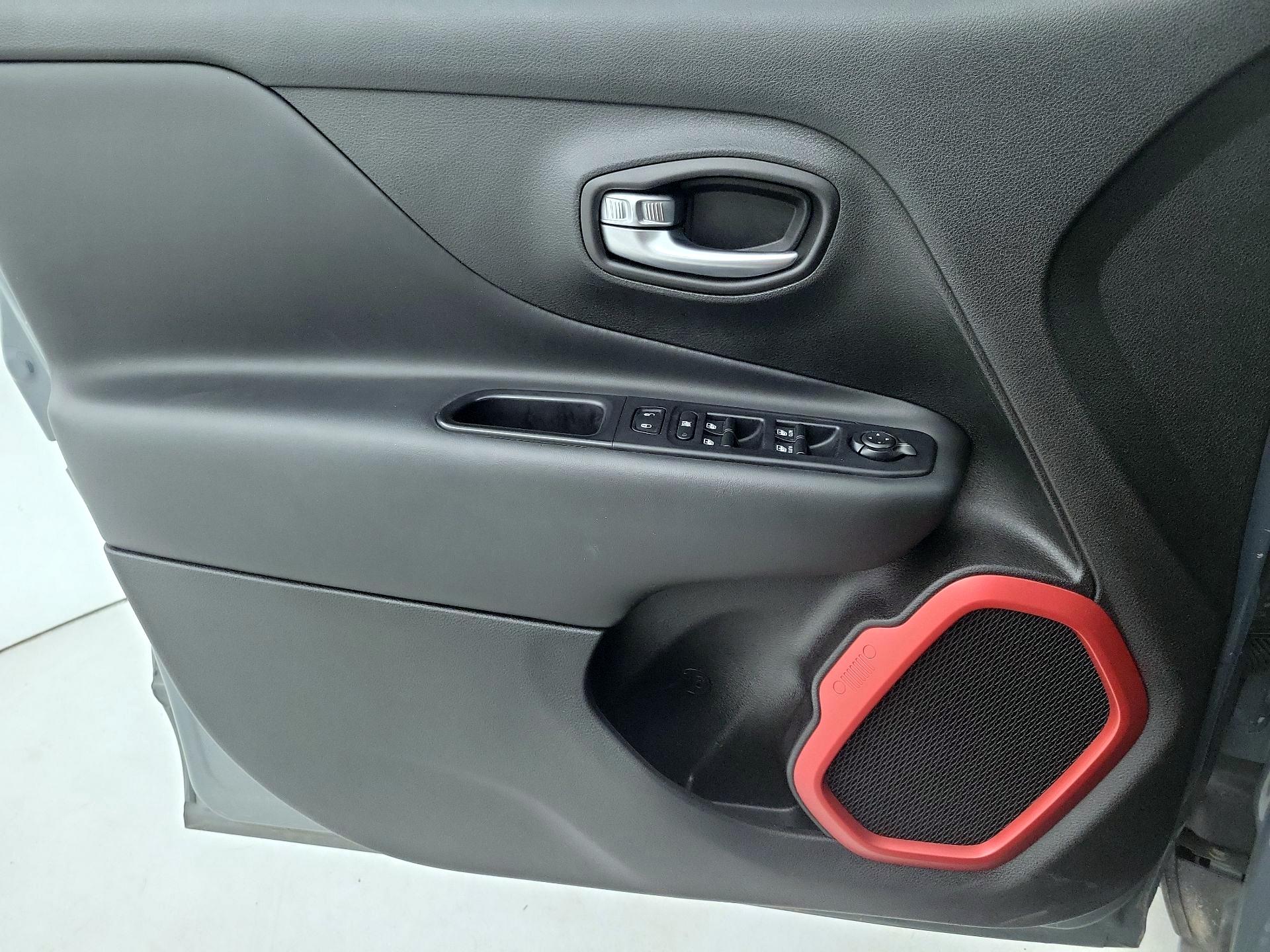 Thumbnail: 2018 Jeep Renegade - 12