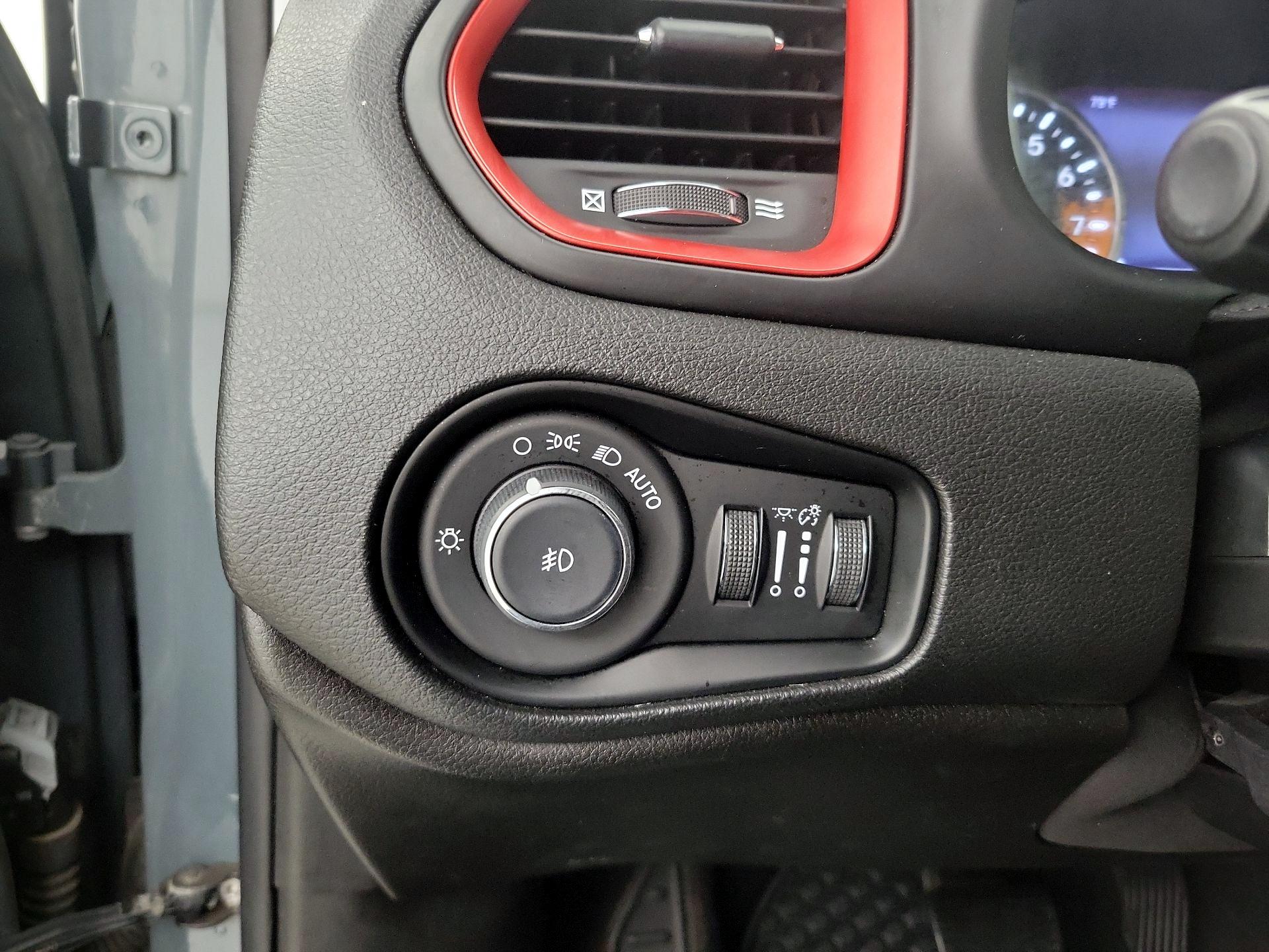 Thumbnail: 2018 Jeep Renegade - 13