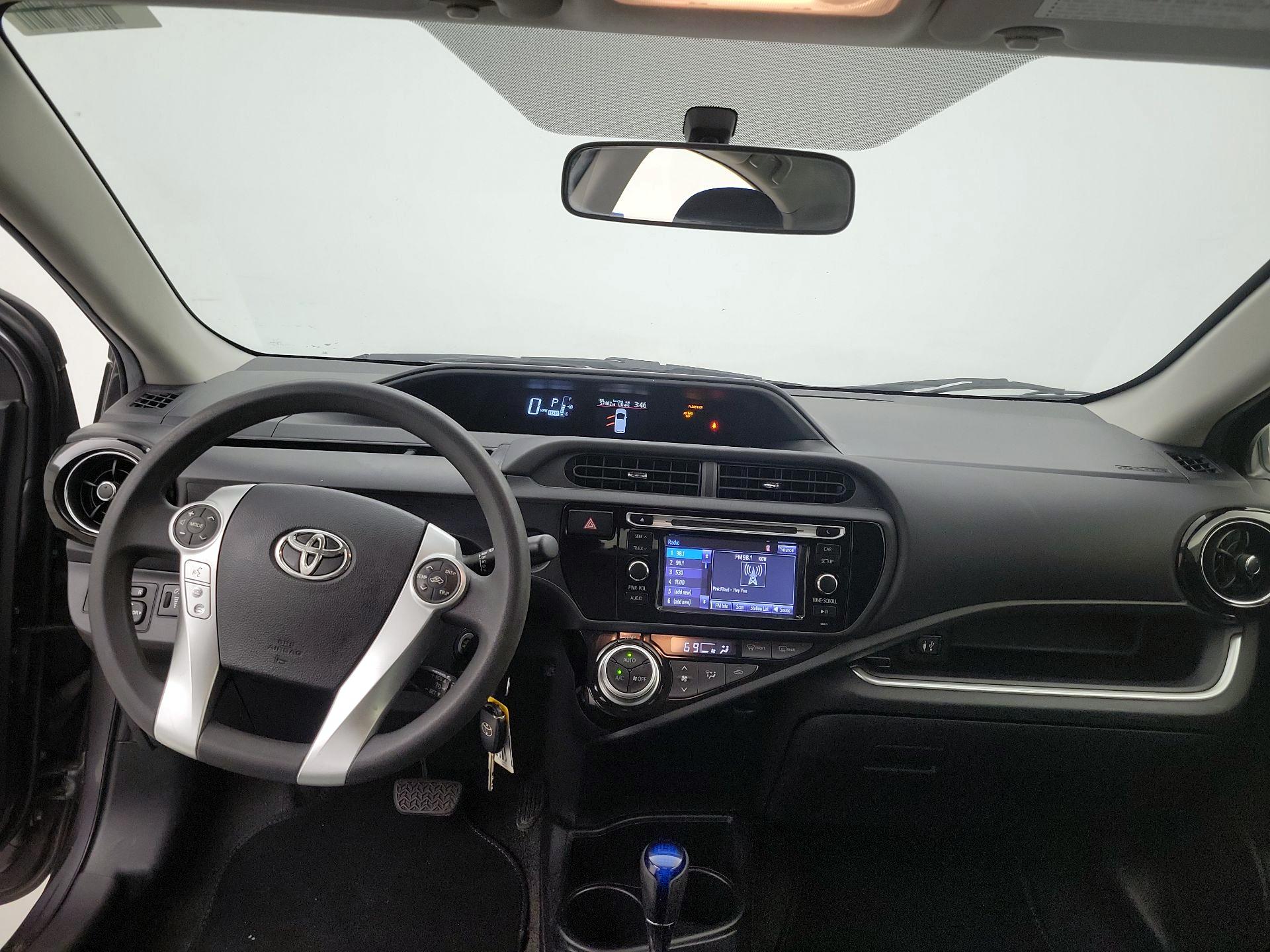 Thumbnail: 2016 Toyota Prius c - 9