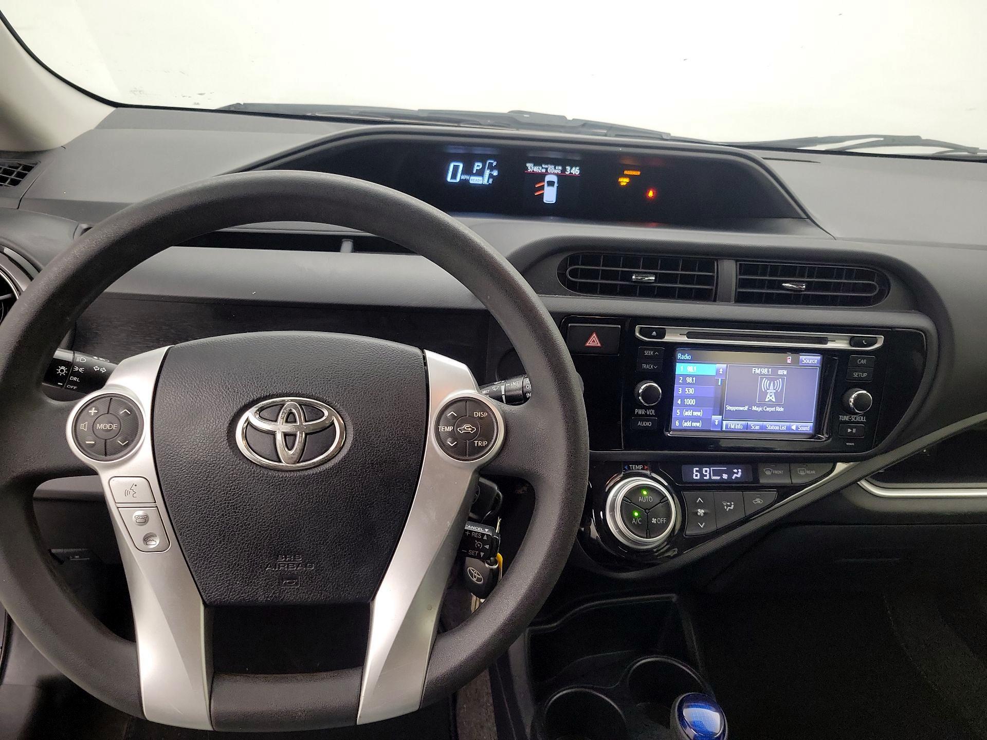 Thumbnail: 2016 Toyota Prius c - 10