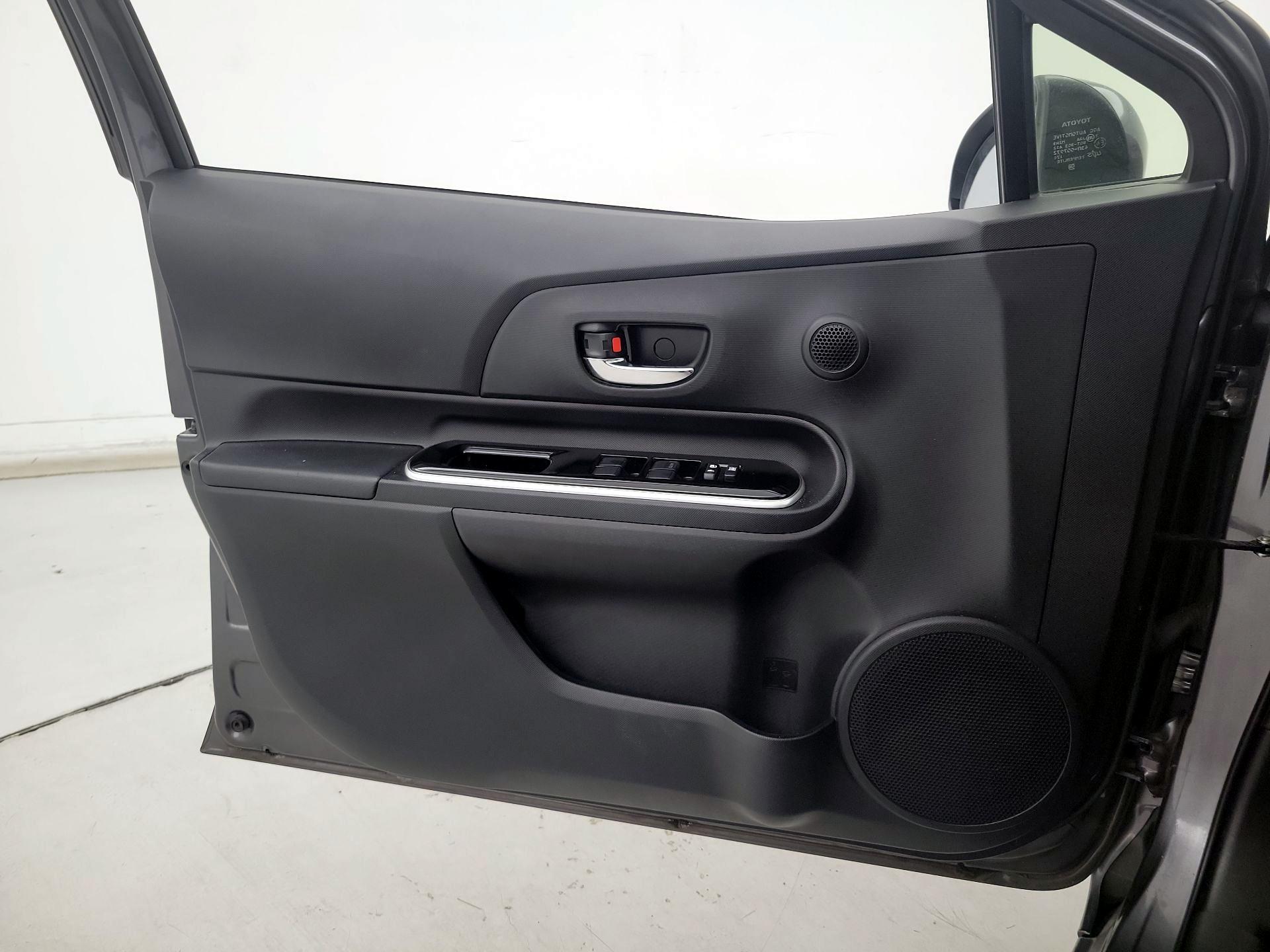 Thumbnail: 2016 Toyota Prius c - 12