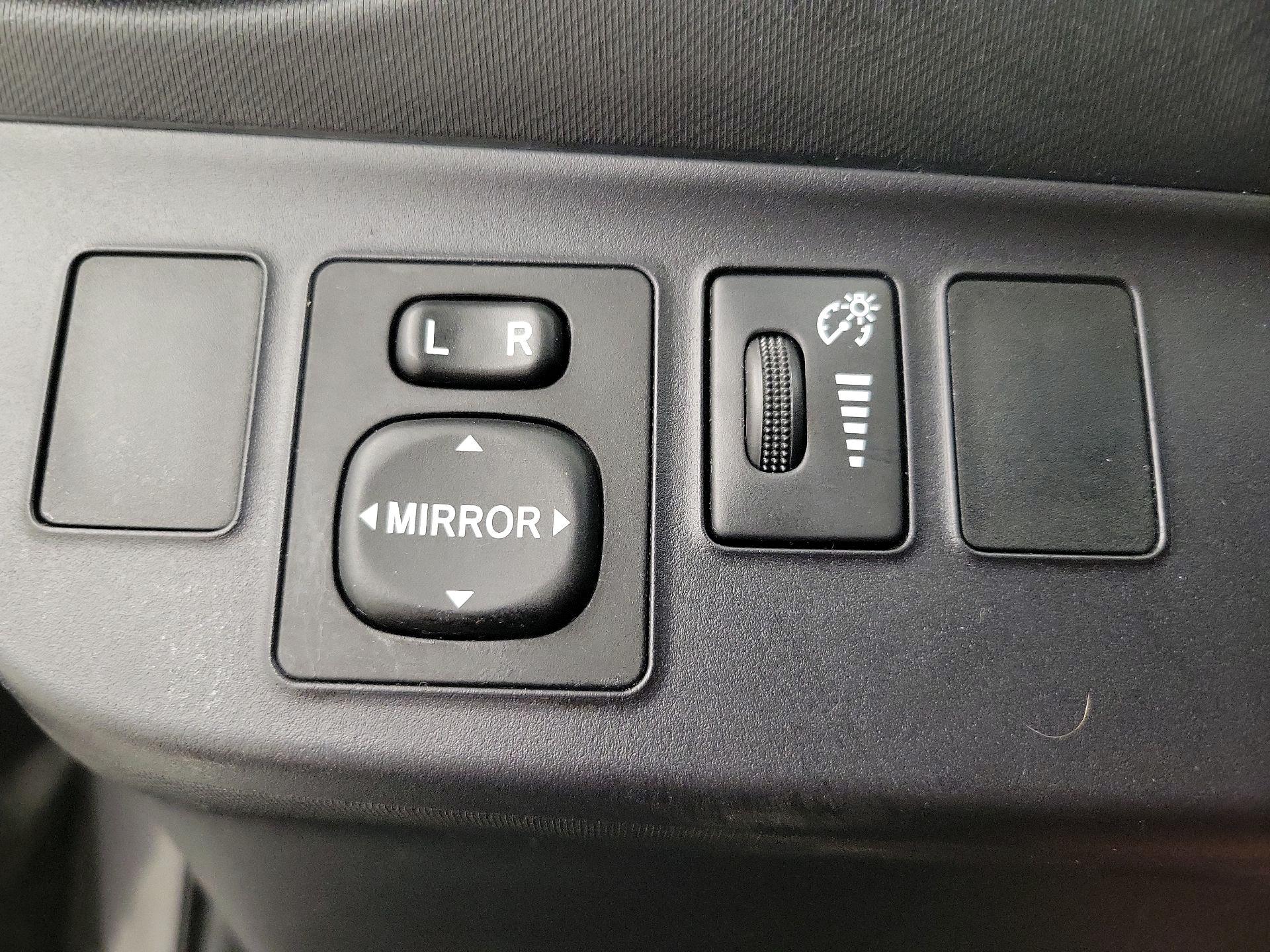 Thumbnail: 2016 Toyota Prius c - 13