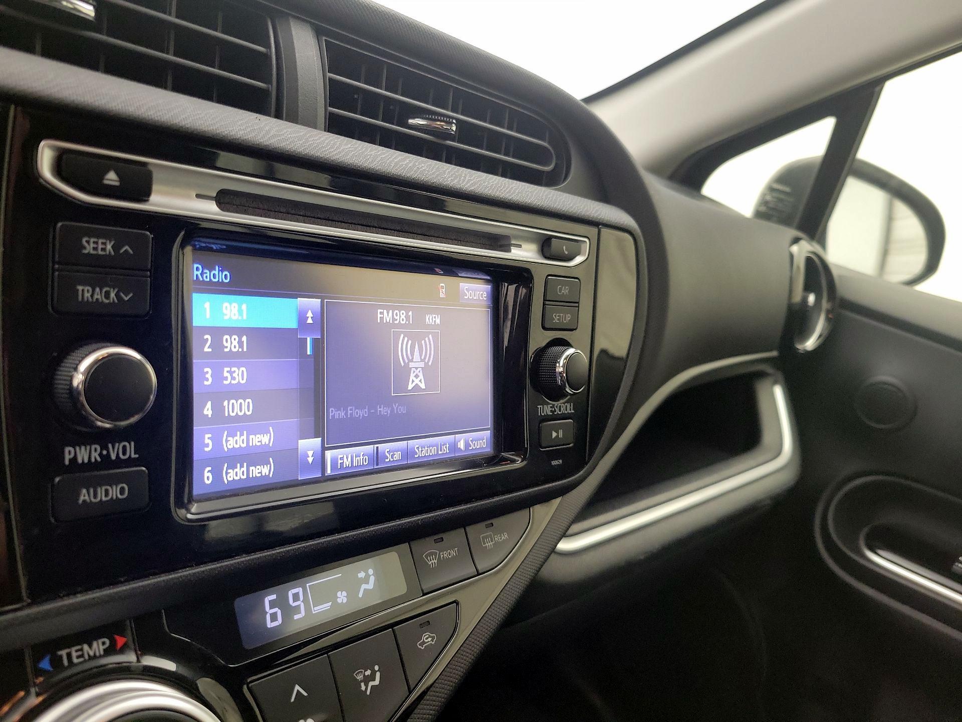 Thumbnail: 2016 Toyota Prius c - 14
