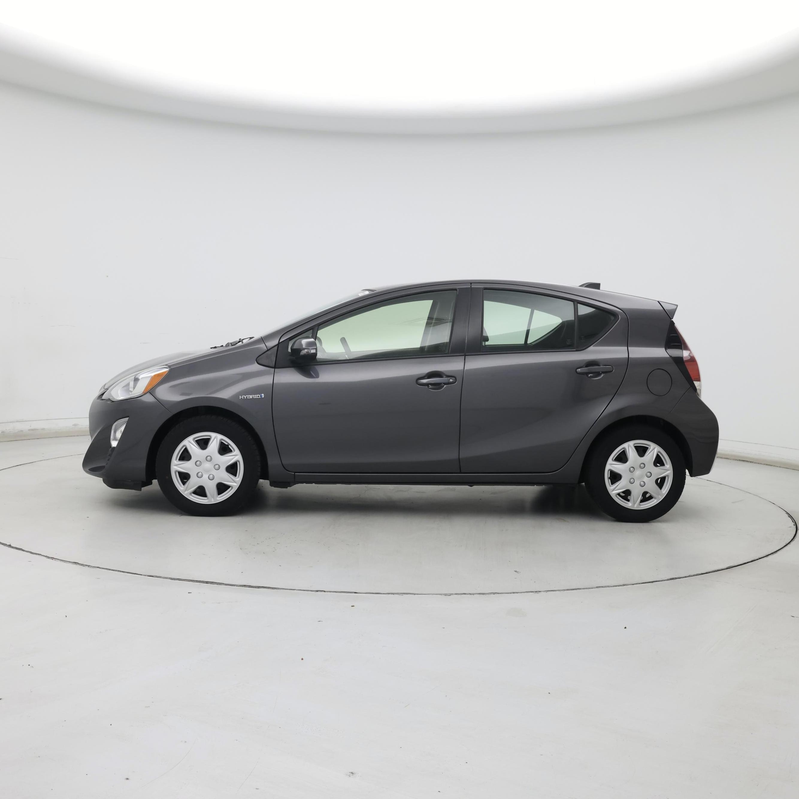Thumbnail: 2016 Toyota Prius c - 3