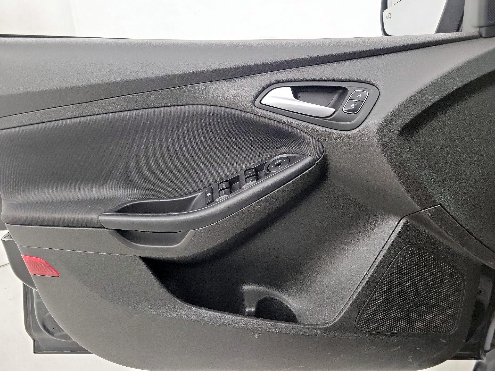 Thumbnail: 2016 Ford Focus - 12